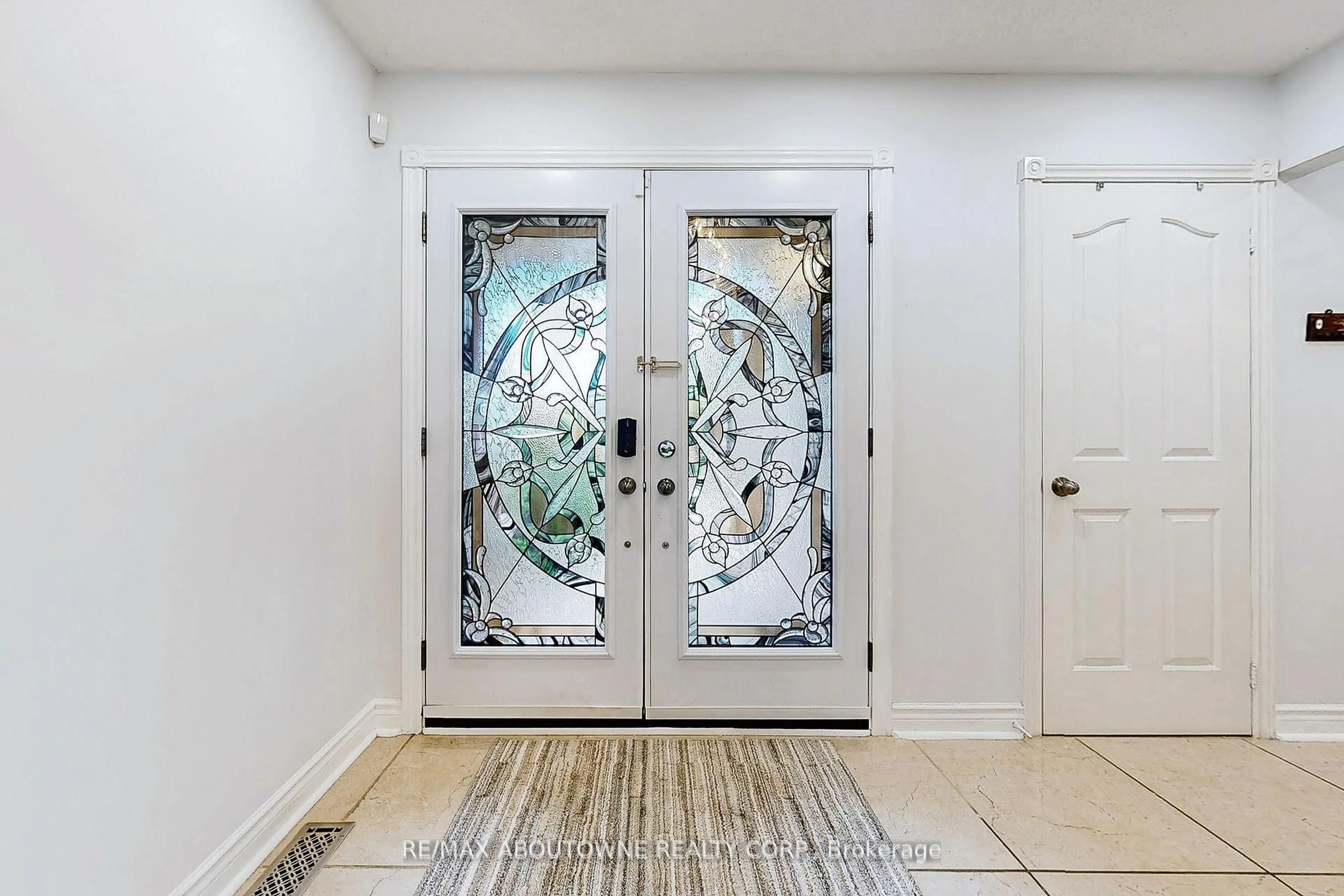 Indoor entryway for 1398 Winterbourne Dr, Oakville Ontario L6J 7A5