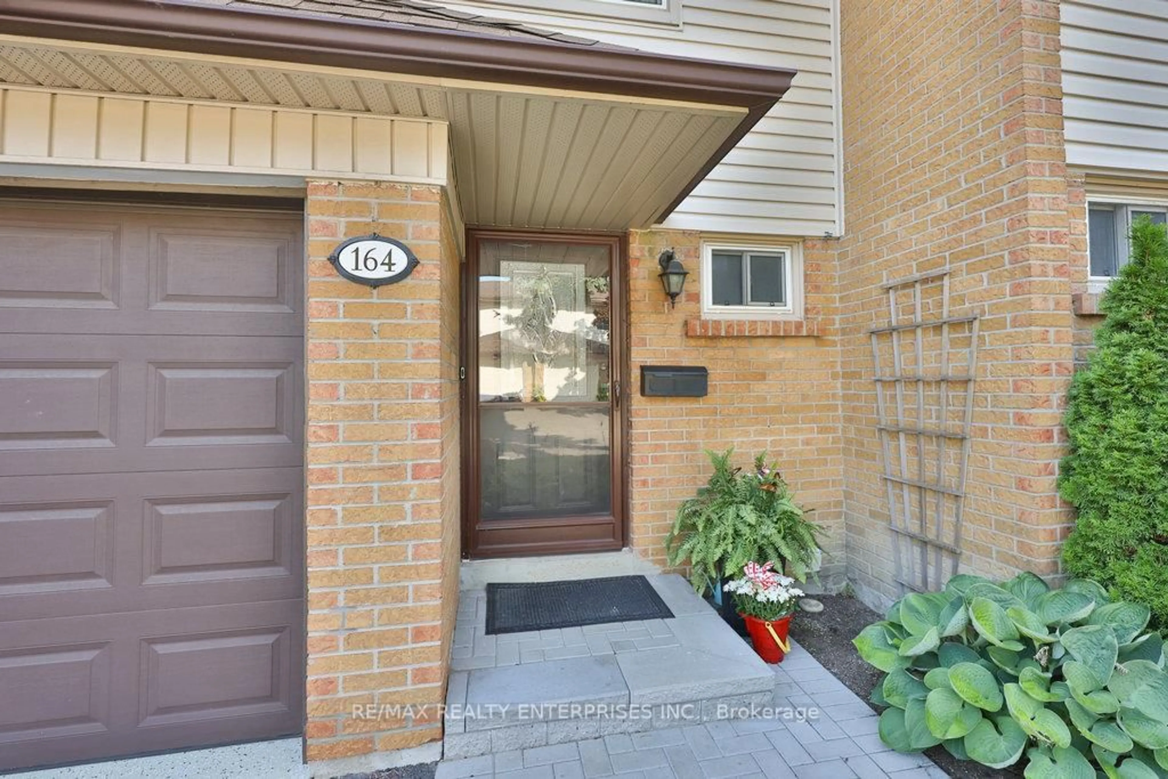 Indoor entryway for 2120 Rathburn Rd #164, Mississauga Ontario L4W 2S8