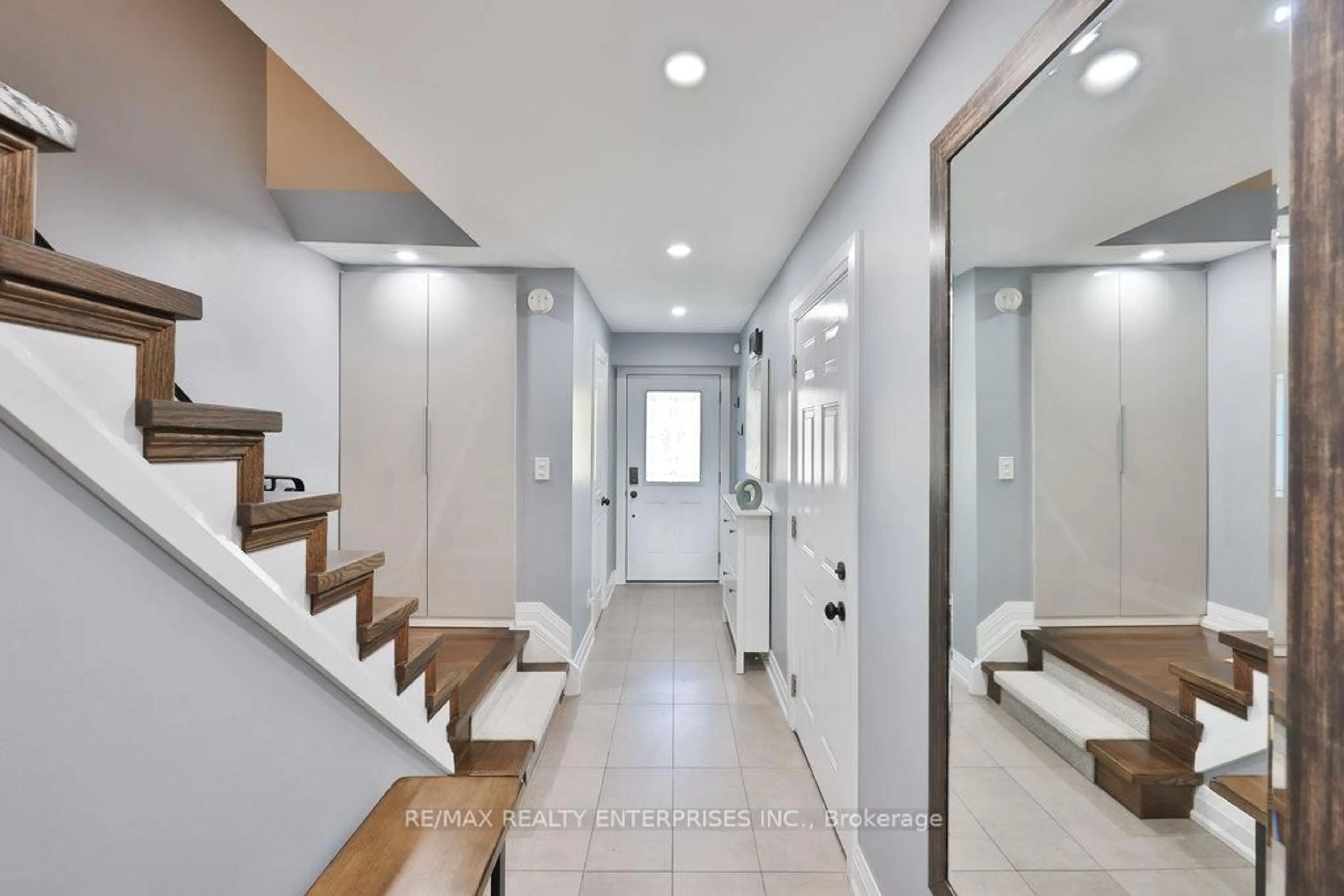 Indoor entryway for 2120 Rathburn Rd #164, Mississauga Ontario L4W 2S8