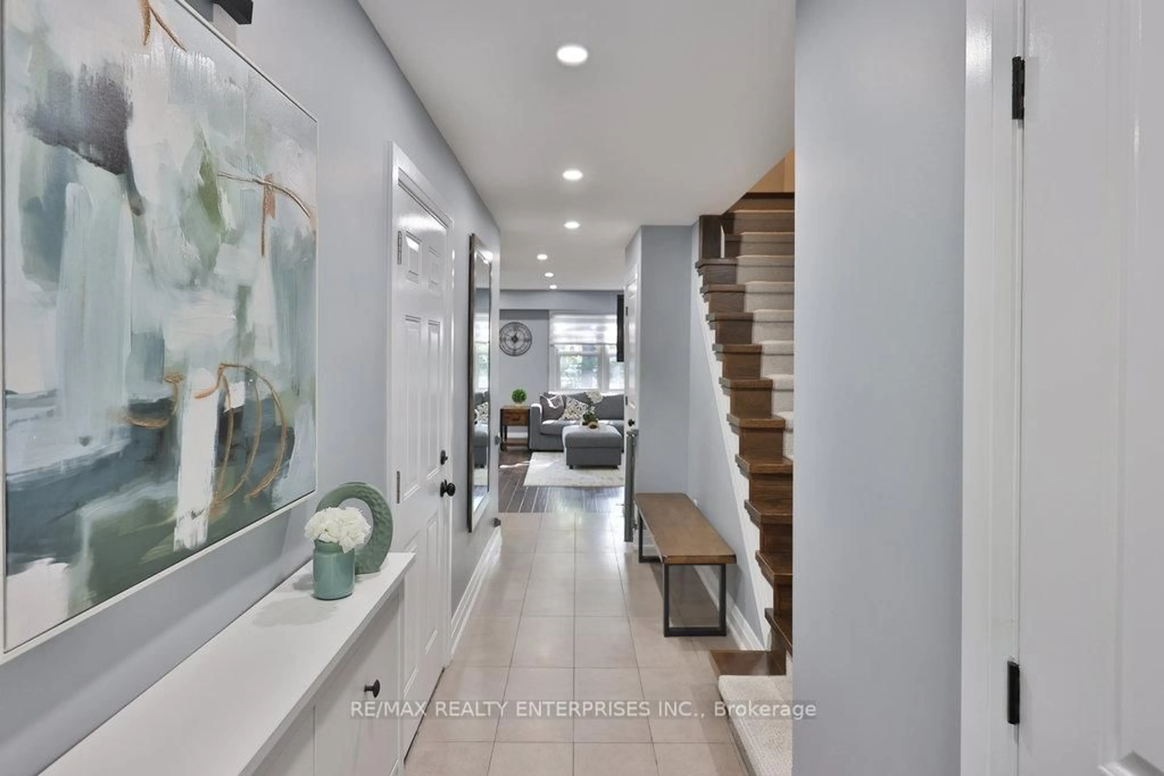 Indoor foyer for 2120 Rathburn Rd #164, Mississauga Ontario L4W 2S8