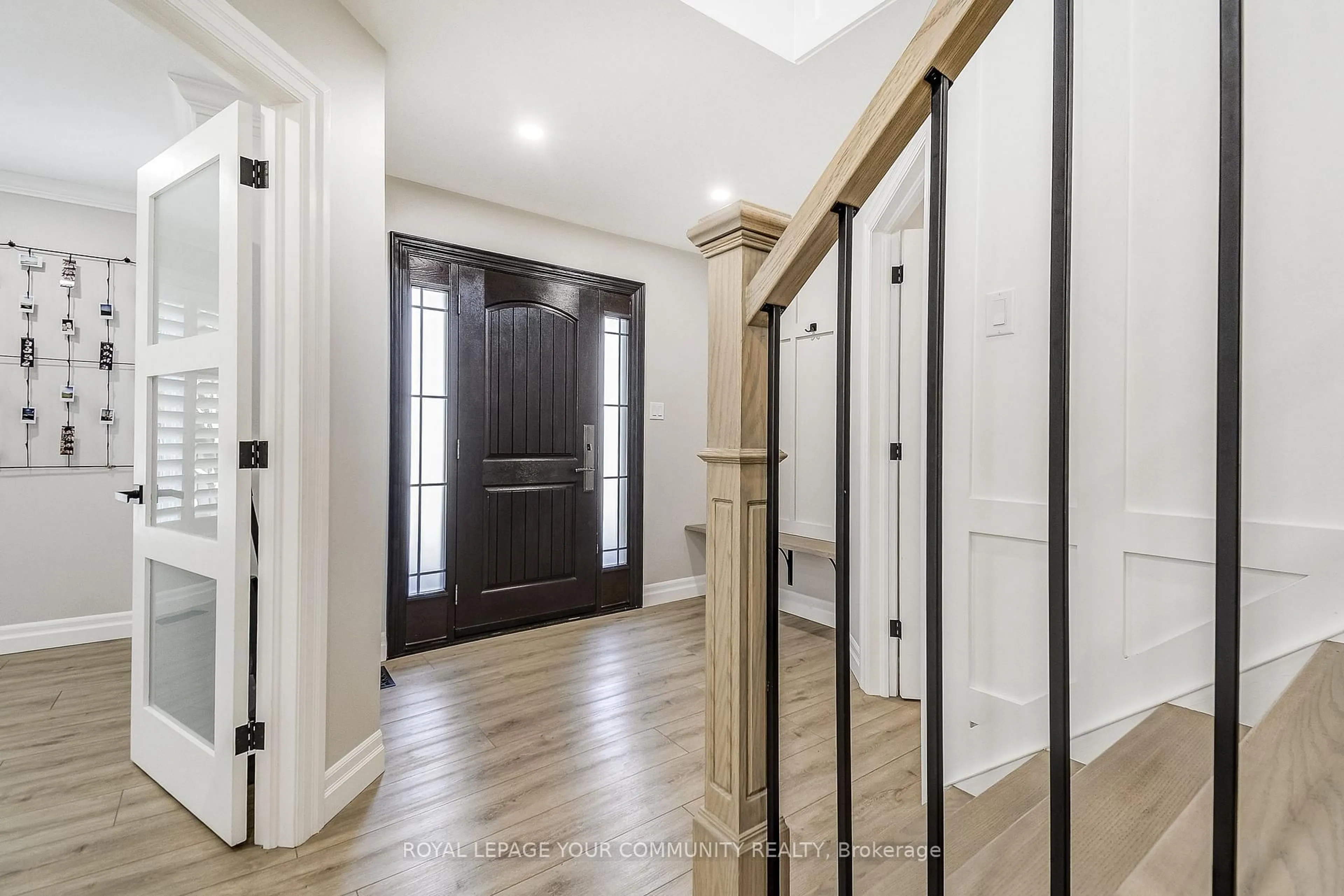 Indoor entryway for 2114 Headon Forest Dr, Burlington Ontario L7M 2X8