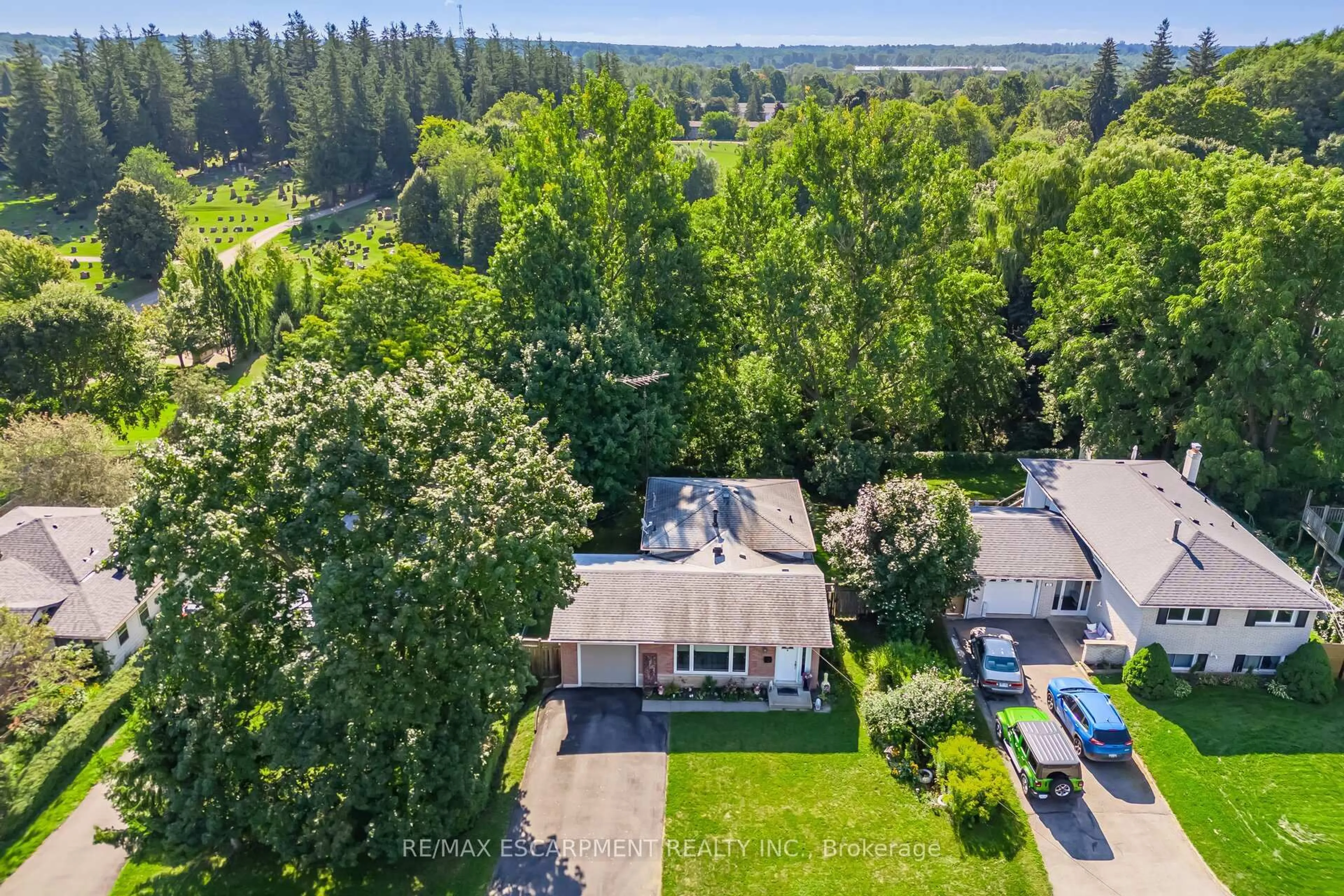 A pic from outside/outdoor area/front of a property/back of a property/a pic from drone, unknown for 70 Cobblehill Rd, Halton Hills Ontario L6X 1X3