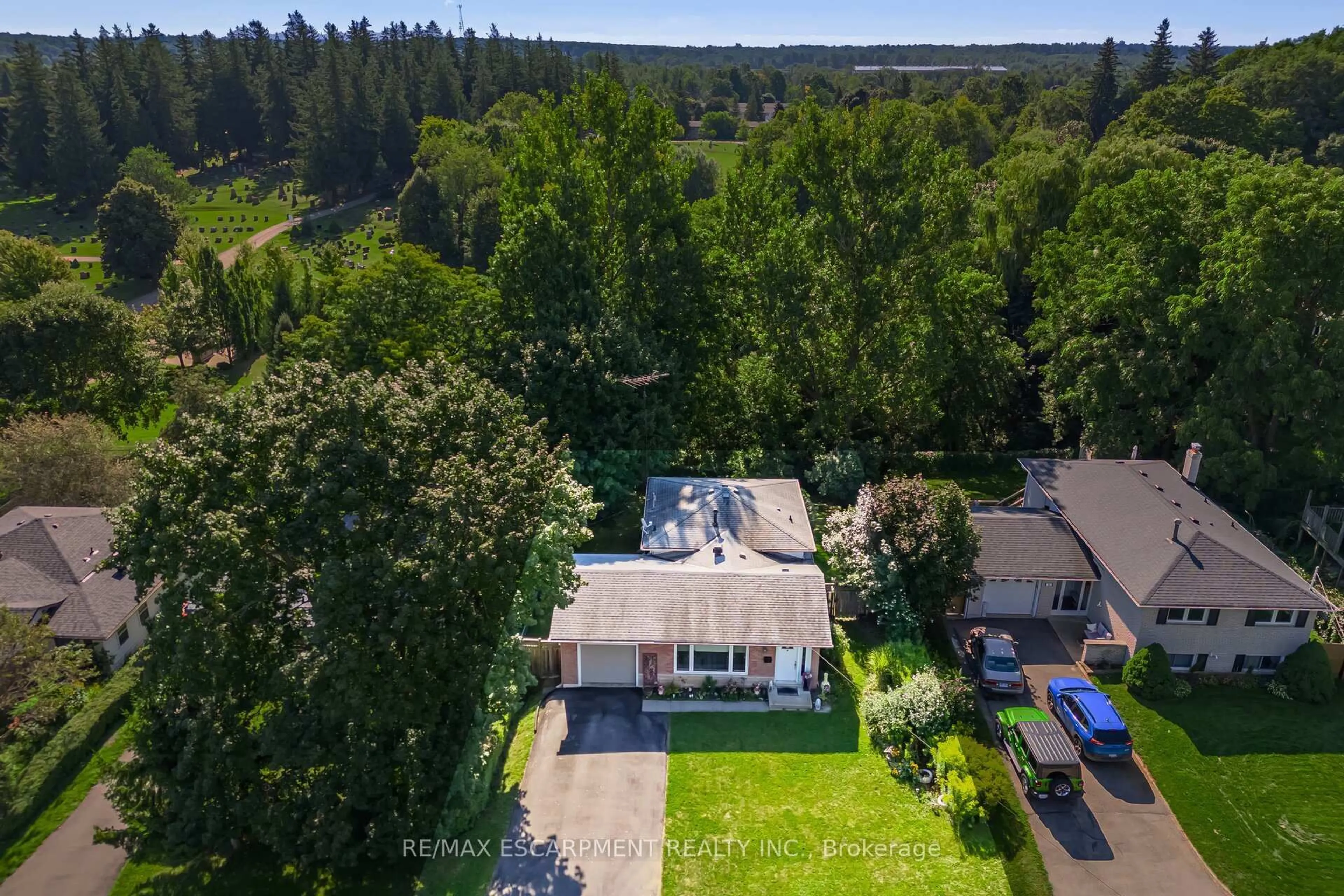 A pic from outside/outdoor area/front of a property/back of a property/a pic from drone, unknown for 70 Cobblehill Rd, Halton Hills Ontario L6X 1X3