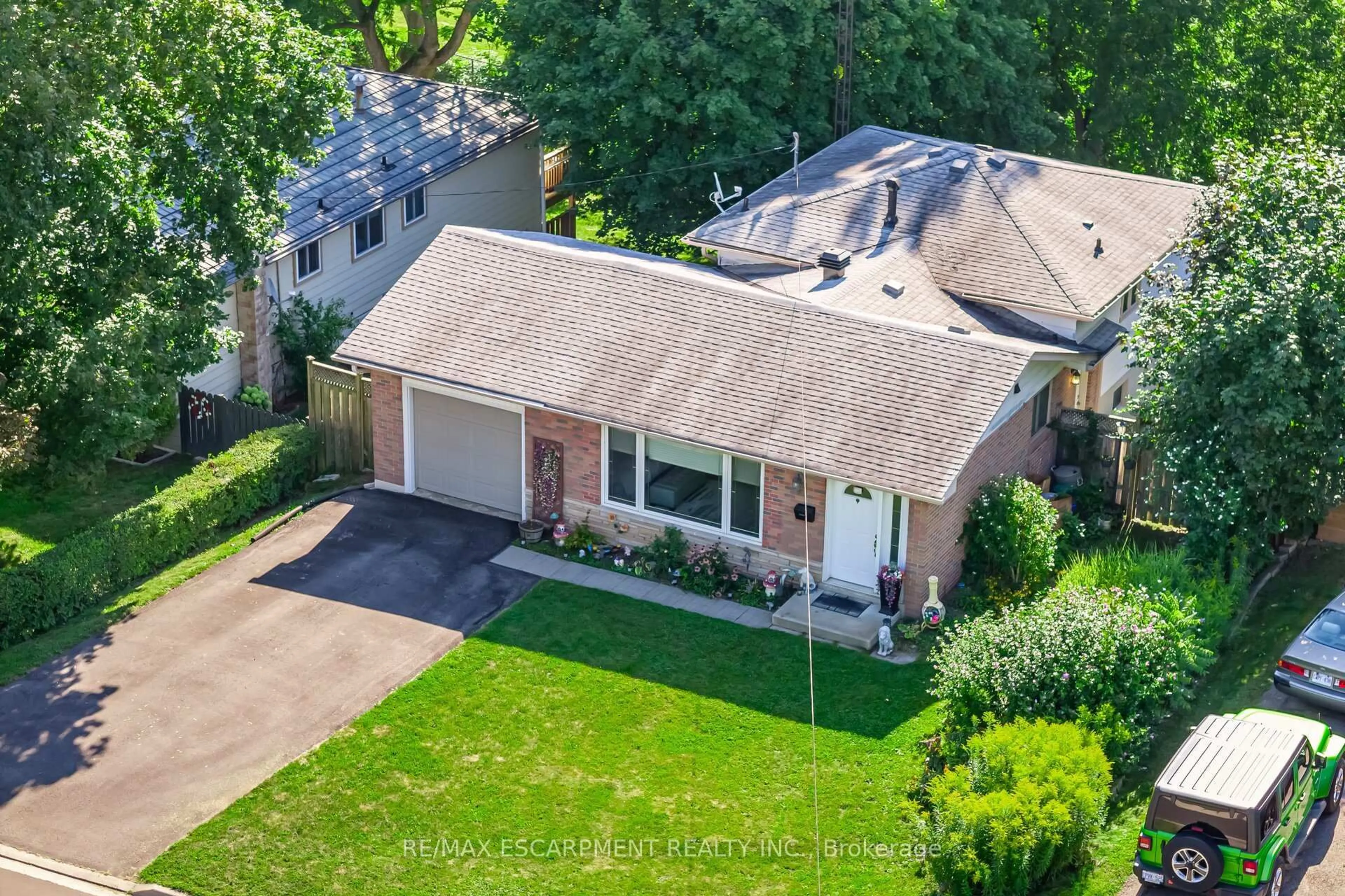 A pic from outside/outdoor area/front of a property/back of a property/a pic from drone, street for 70 Cobblehill Rd, Halton Hills Ontario L6X 1X3