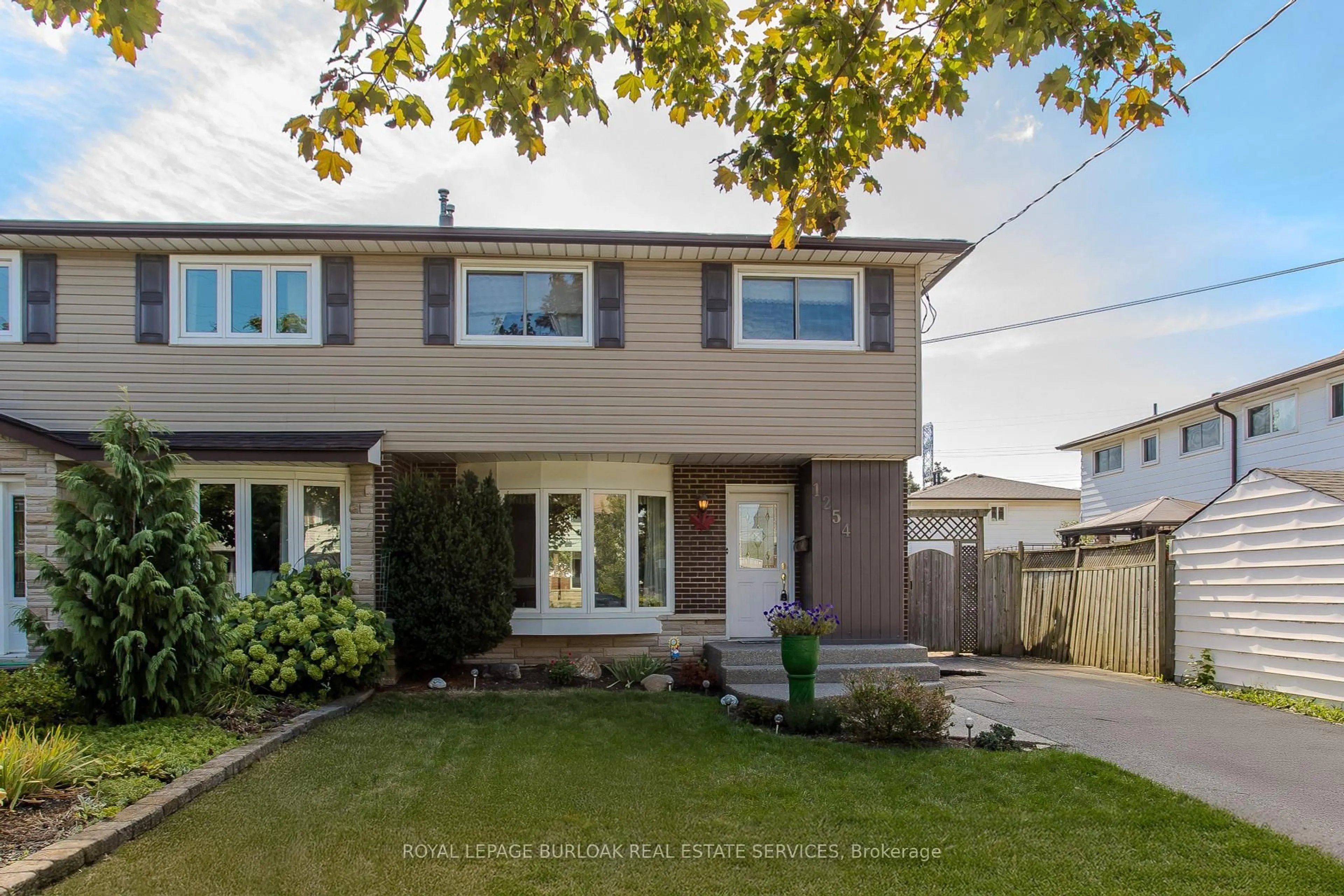 Home with vinyl exterior material, street for 1254 Treeland St, Burlington Ontario L7R 3T6