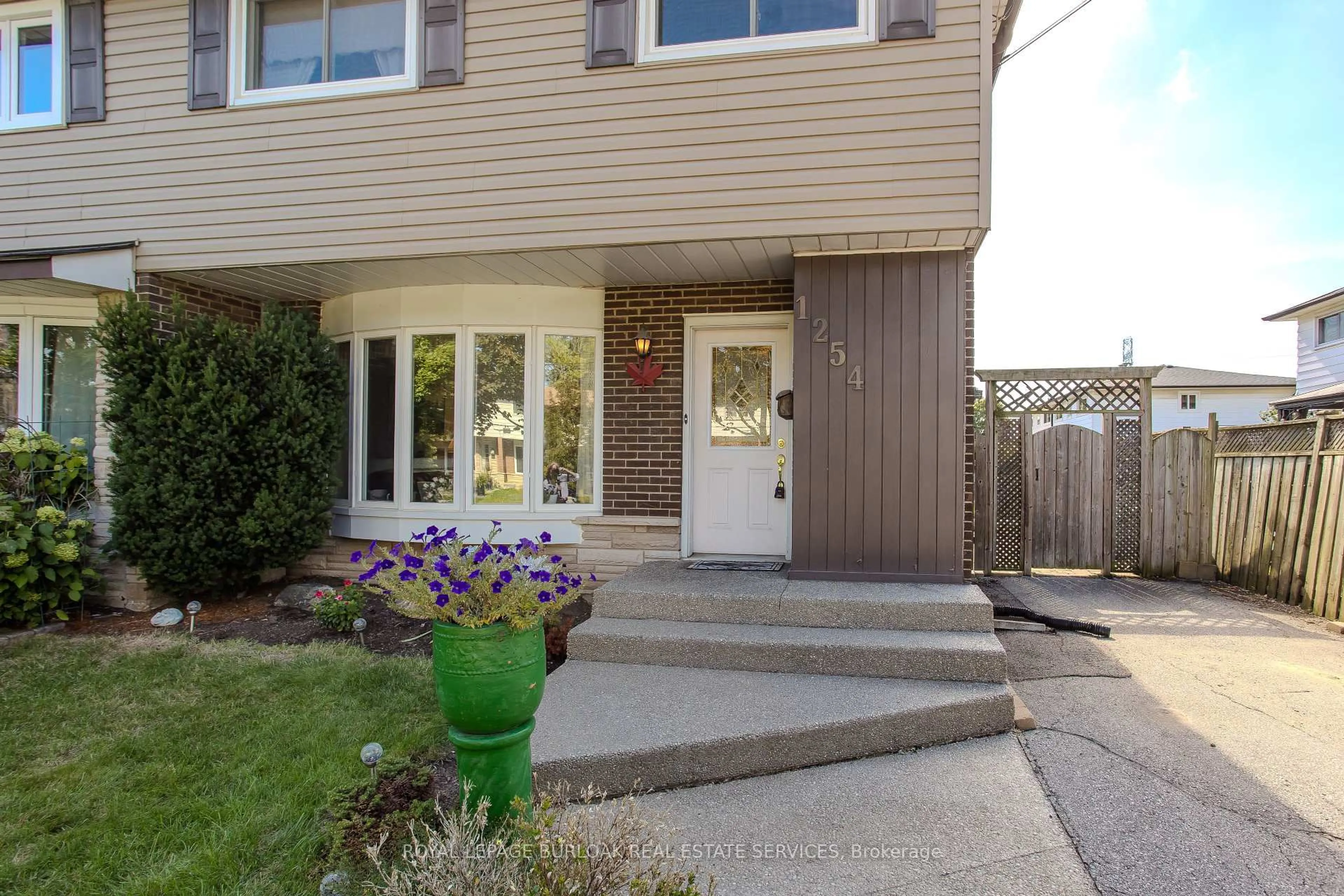 Home with vinyl exterior material, street for 1254 Treeland St, Burlington Ontario L7R 3T6