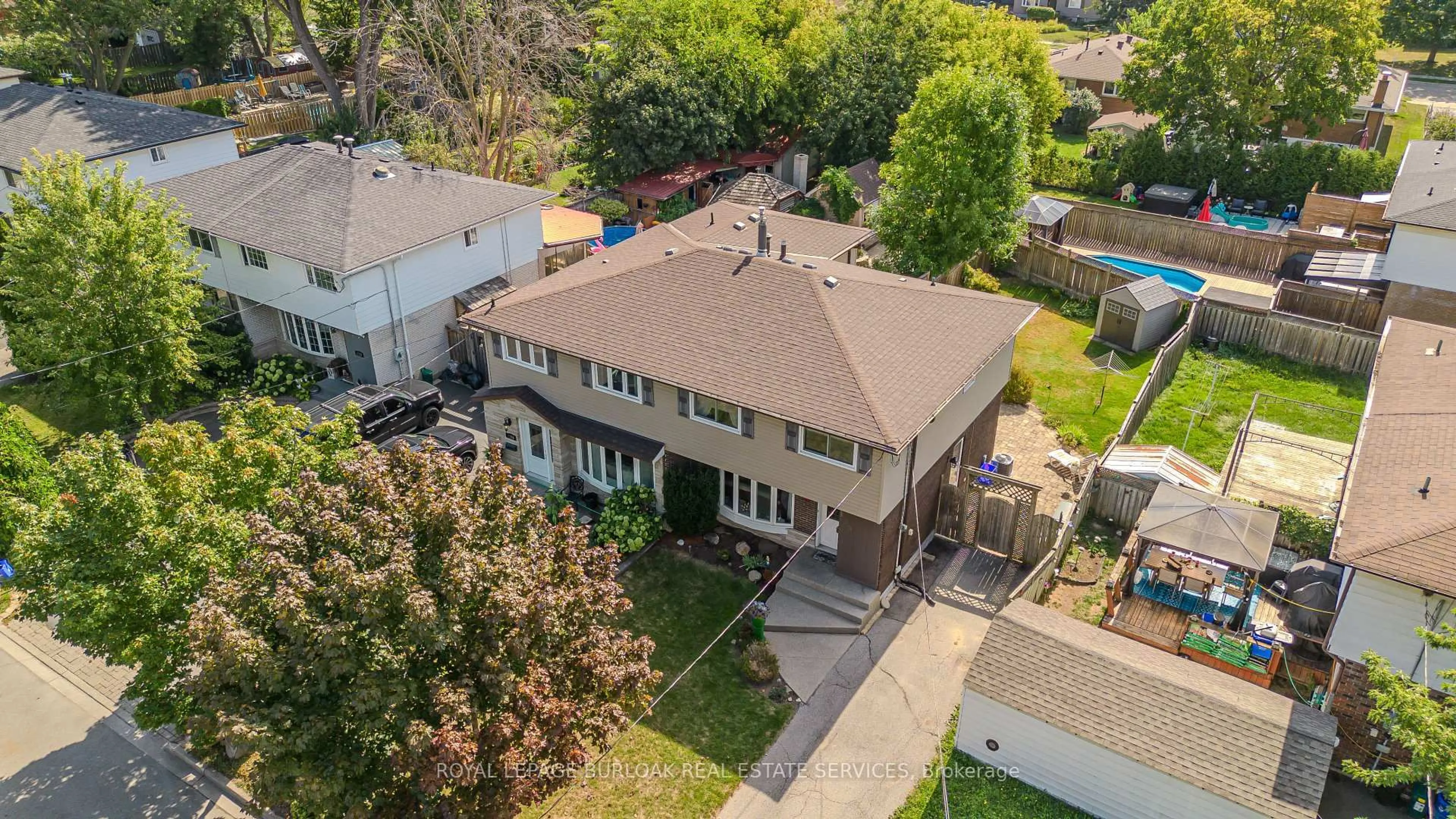 A pic from outside/outdoor area/front of a property/back of a property/a pic from drone, street for 1254 Treeland St, Burlington Ontario L7R 3T6