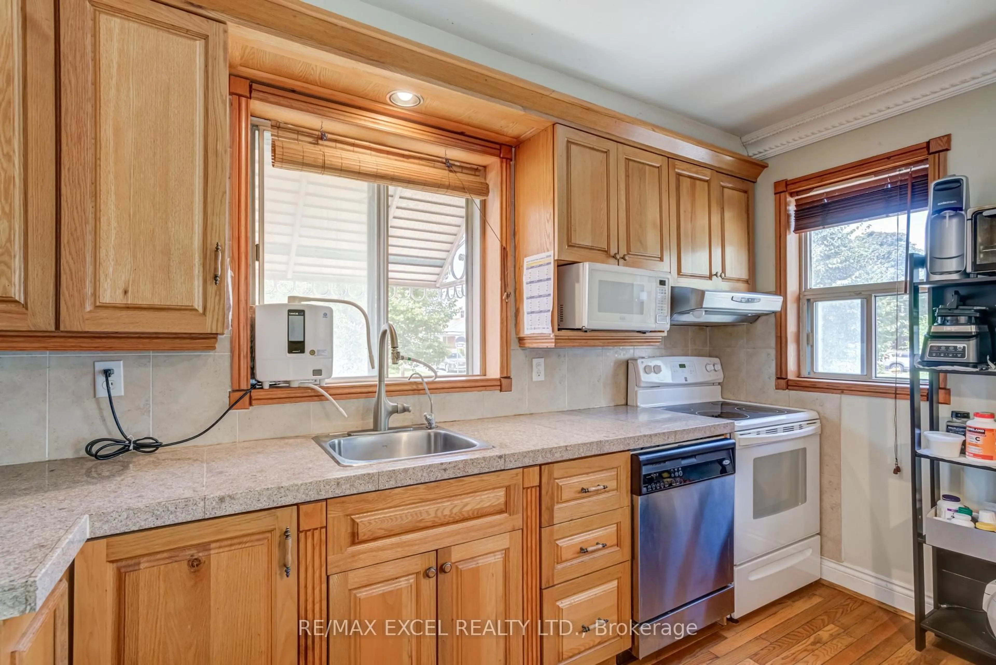 Standard kitchen, wood/laminate floor for 45 Stanmills Rd, Toronto Ontario M8Z 1Y1