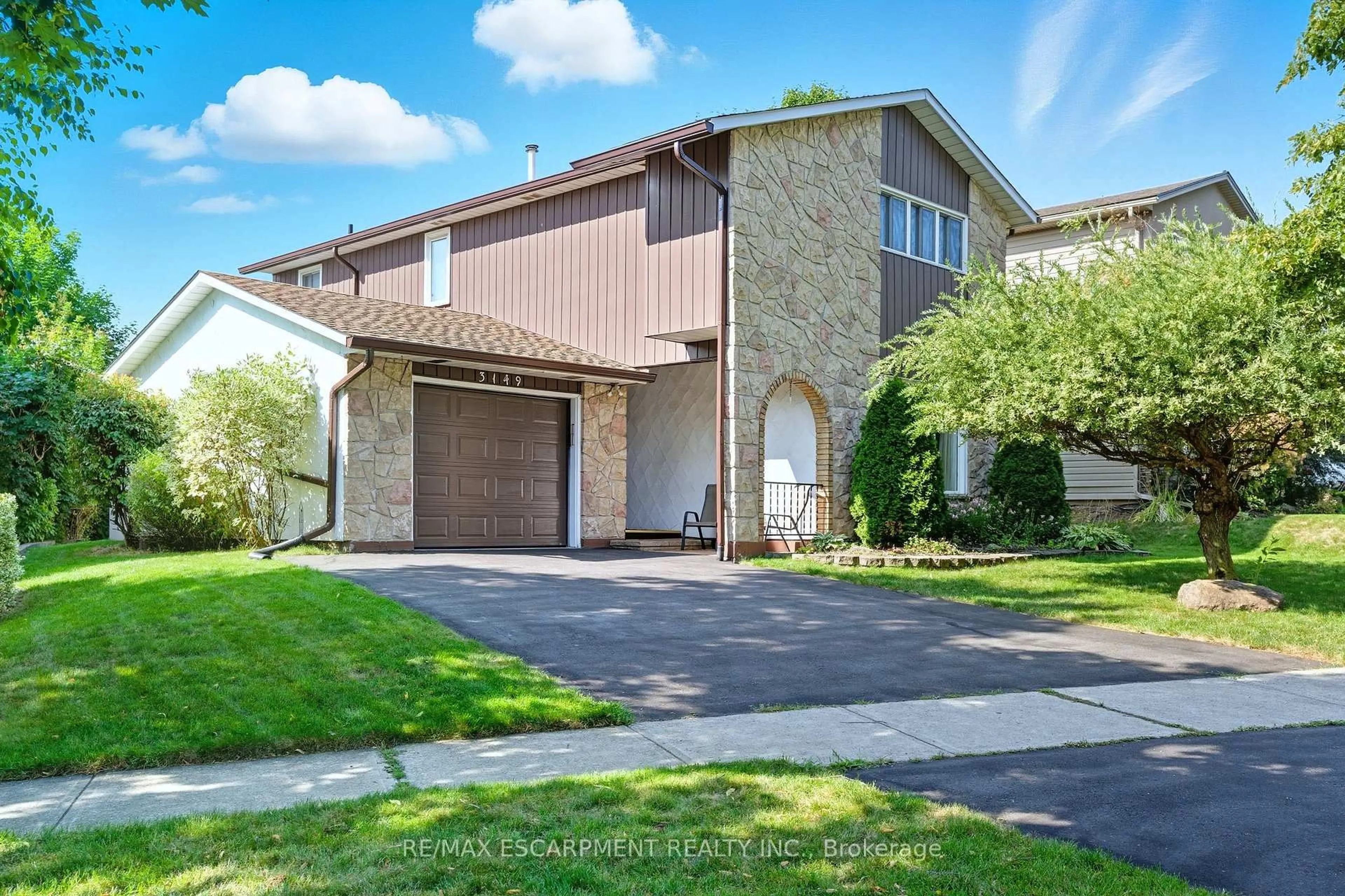 Home with brick exterior material, street for 3149 Michael Cres, Burlington Ontario L7M 1V3