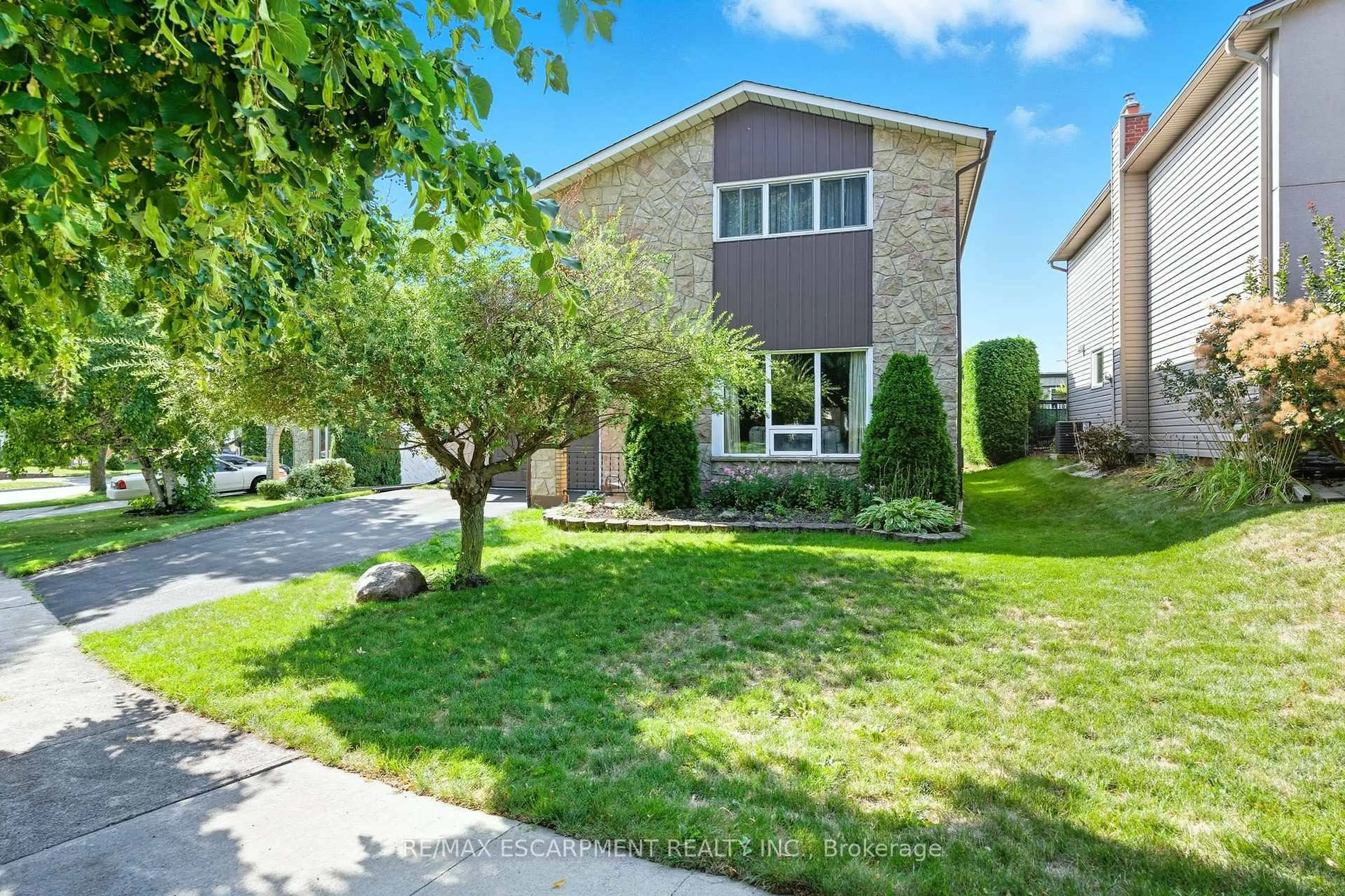A pic from outside/outdoor area/front of a property/back of a property/a pic from drone, street for 3149 Michael Cres, Burlington Ontario L7M 1V3