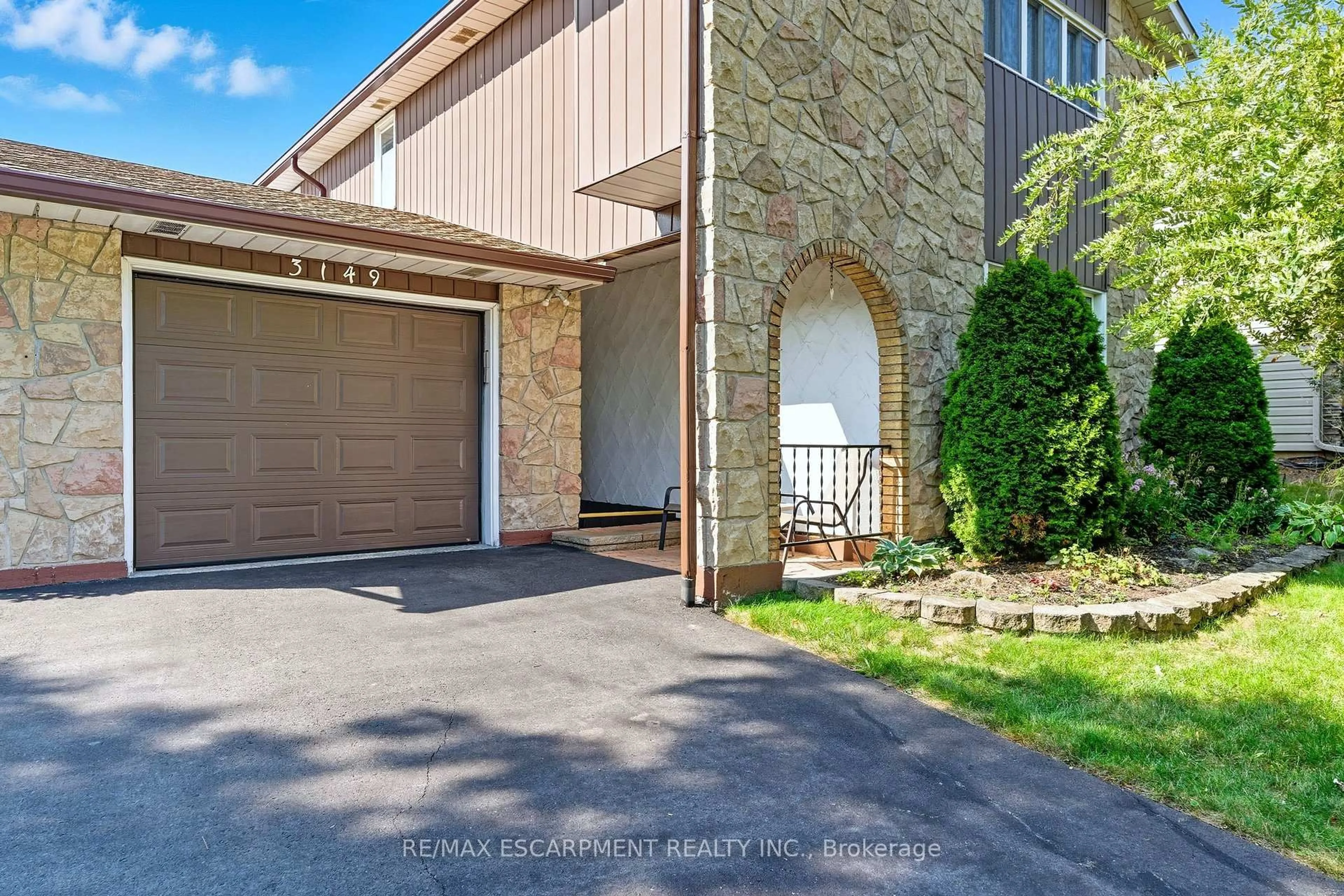 A pic from outside/outdoor area/front of a property/back of a property/a pic from drone, street for 3149 Michael Cres, Burlington Ontario L7M 1V3