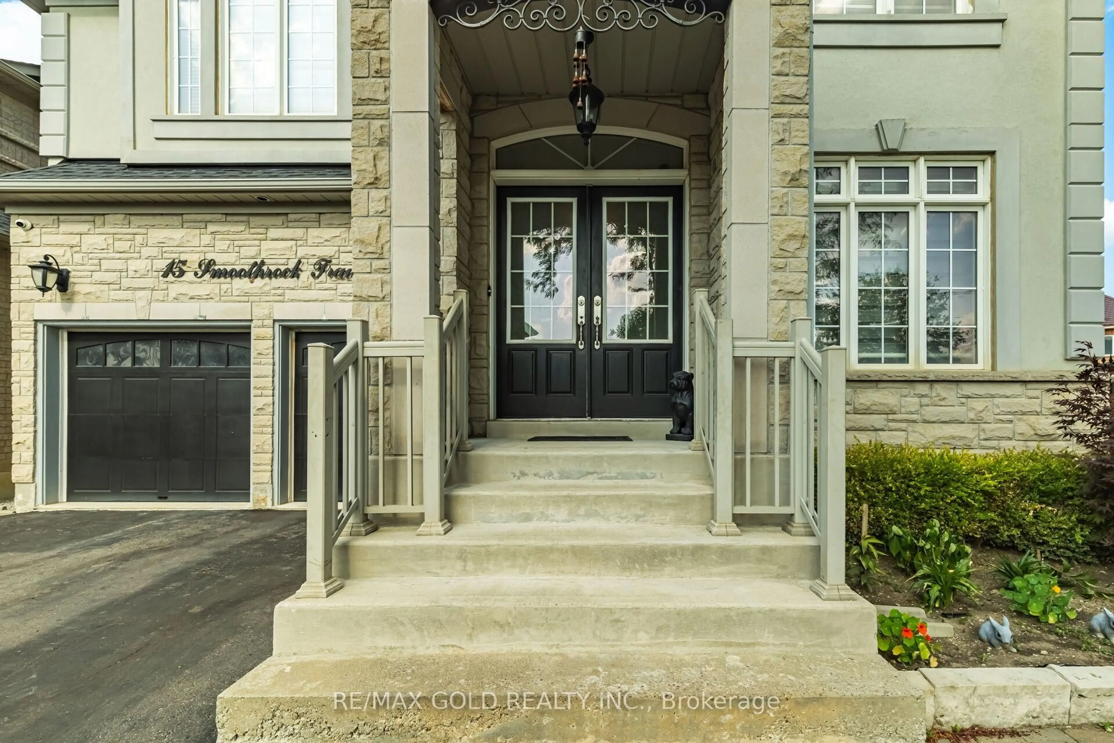 Indoor foyer for 15 smoothrock trail, Brampton Ontario L6R 0S5