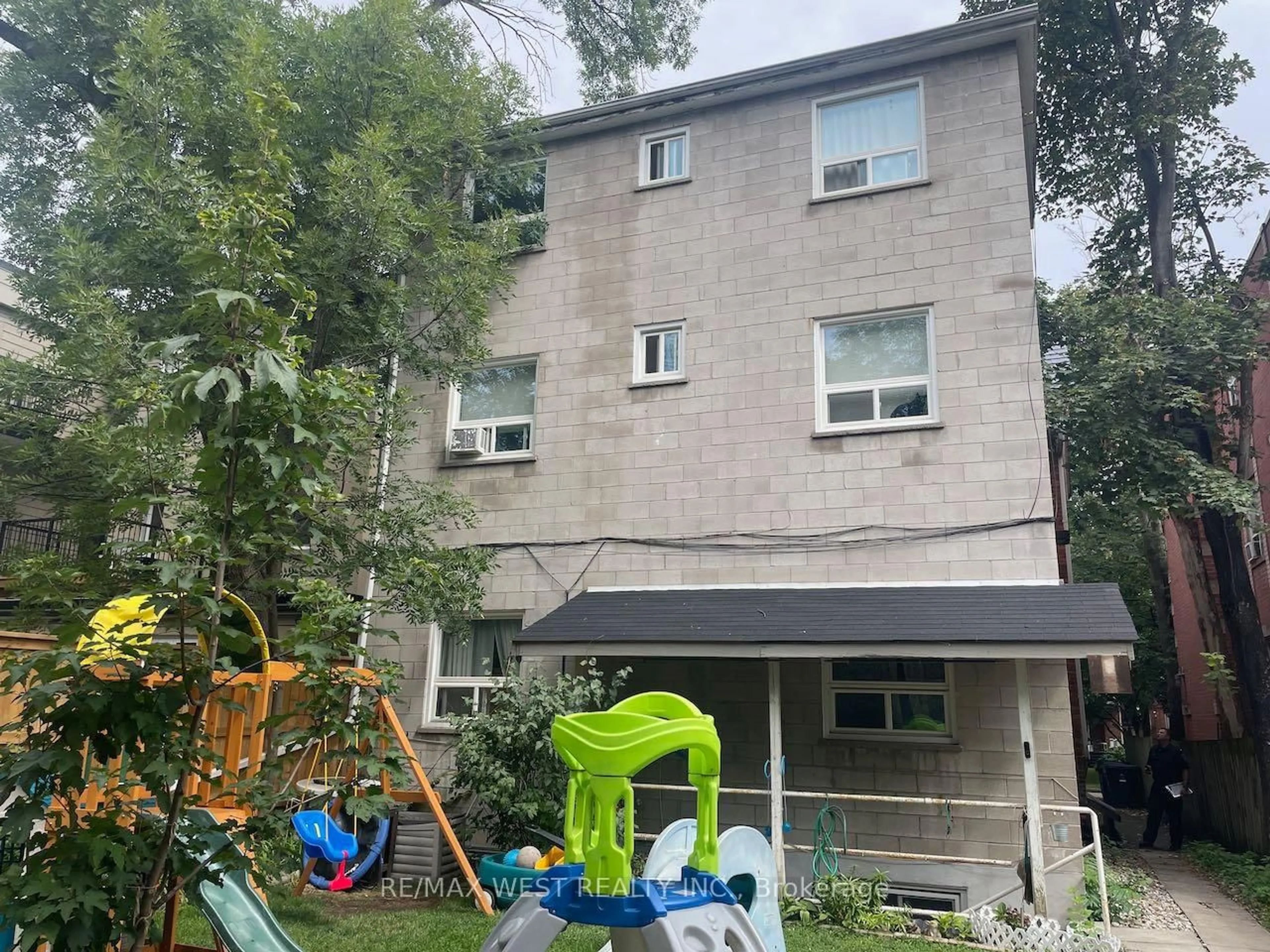 A pic from outside/outdoor area/front of a property/back of a property/a pic from drone, building for 190 Dunn Ave, Toronto Ontario M6K 2R9