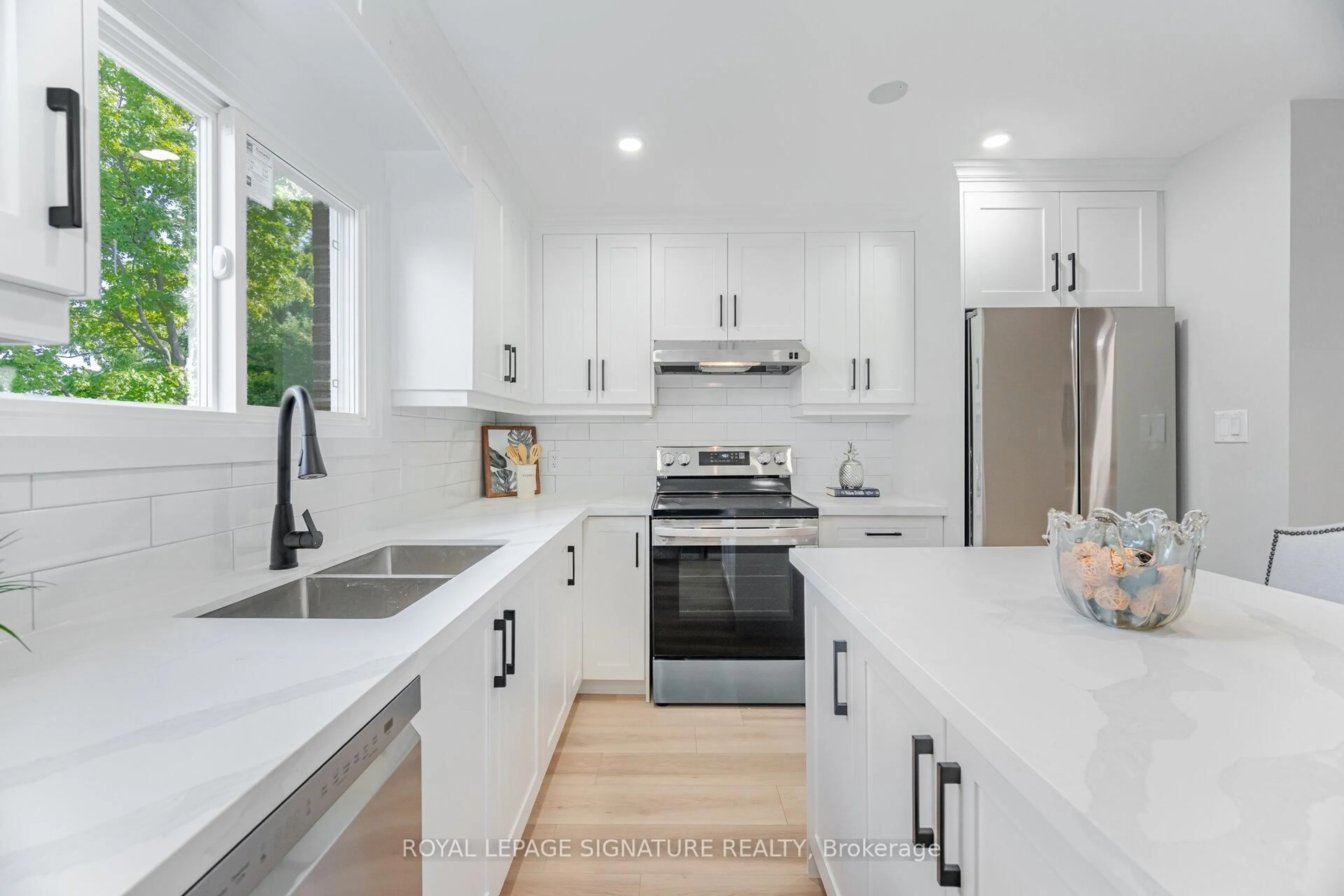 Open concept kitchen, ceramic/tile floor for 3175 Kirwin Ave #64, Mississauga Ontario L5A 3M4