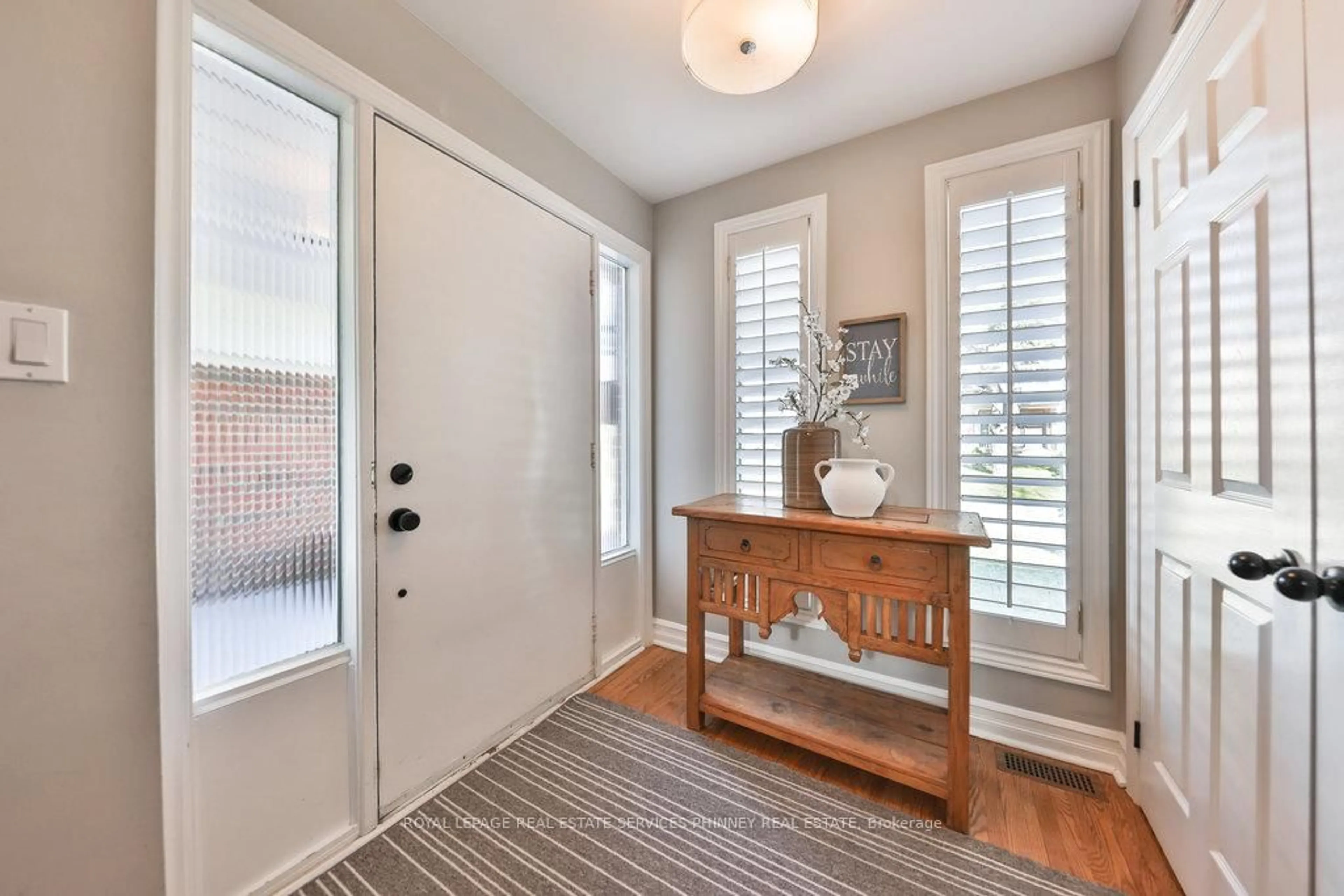 Indoor entryway for 886 Whitney Dr, Mississauga Ontario L4Y 1E7