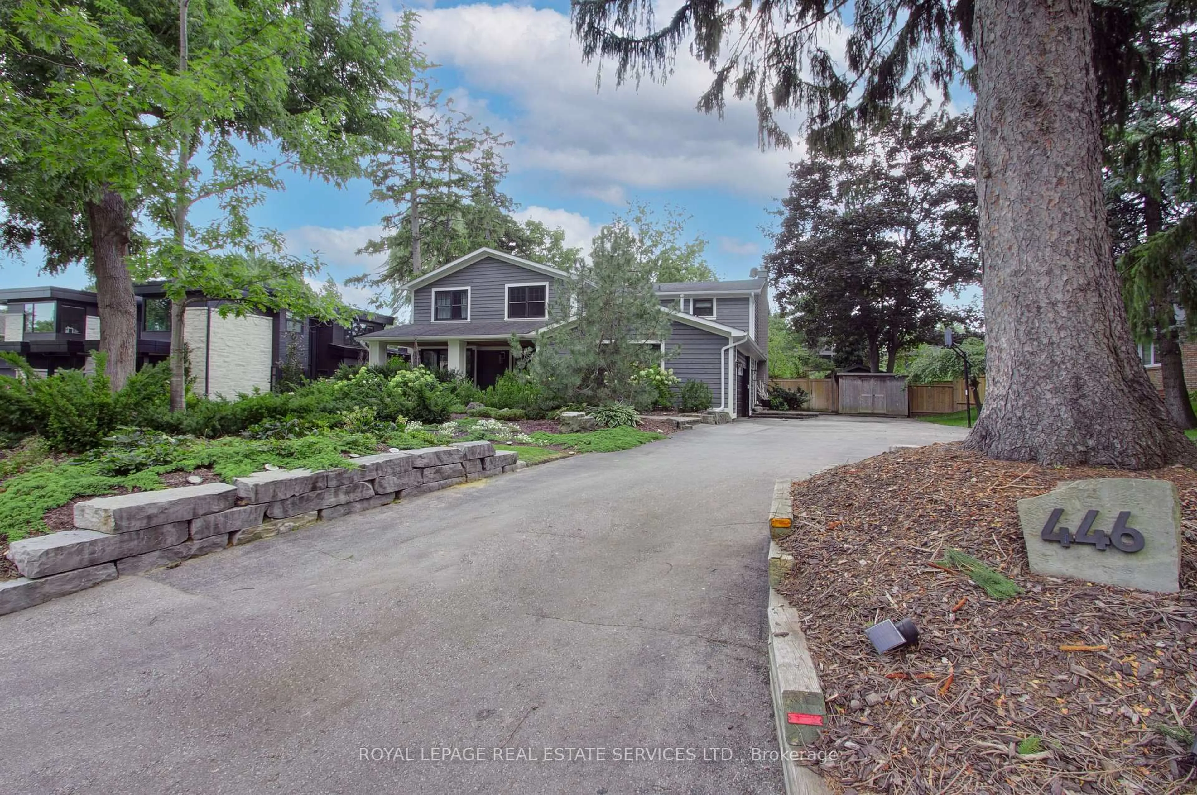 A pic from outside/outdoor area/front of a property/back of a property/a pic from drone, street for 446 Copeland Crt, Oakville Ontario L6J 4B9