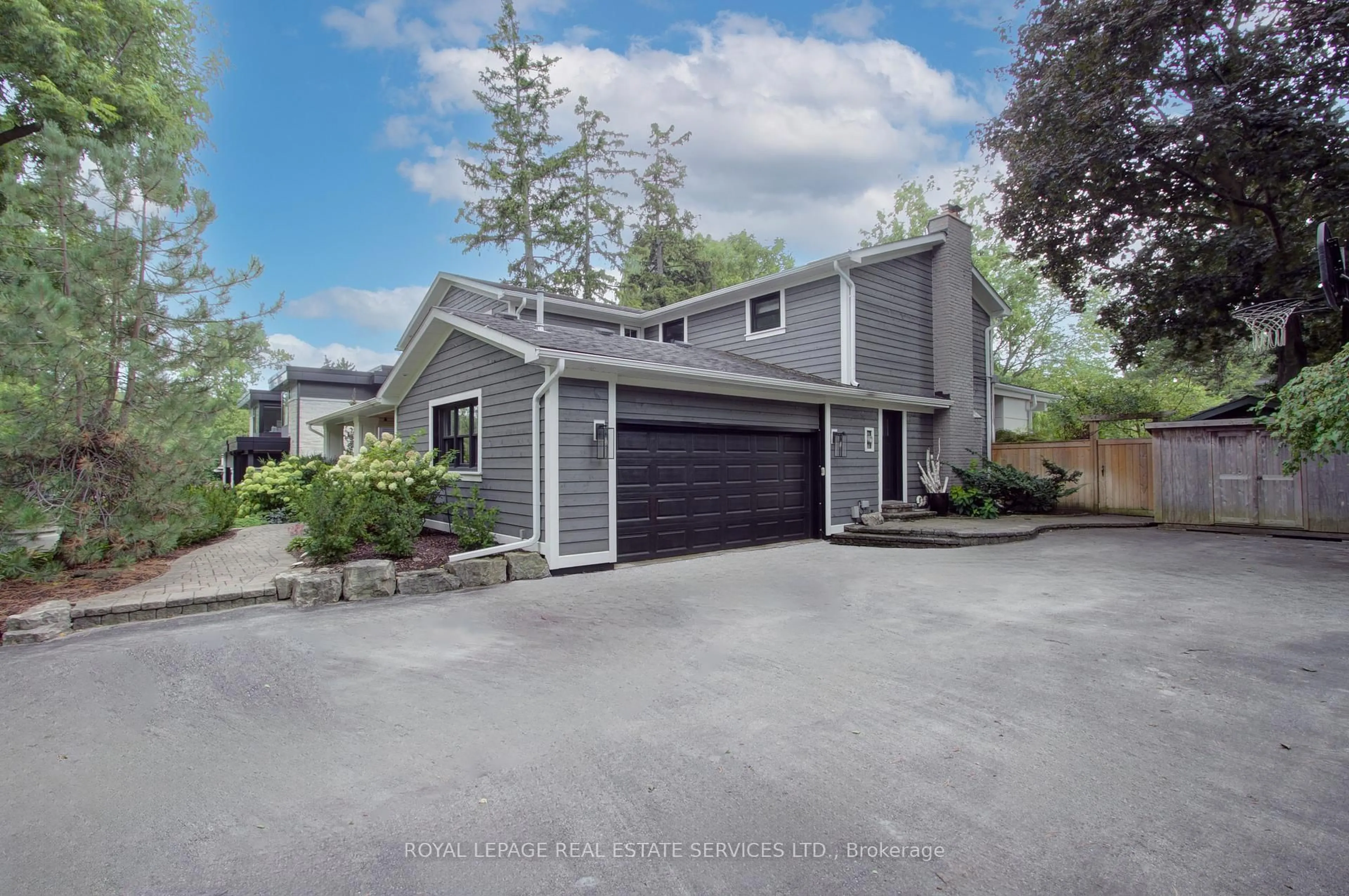 A pic from outside/outdoor area/front of a property/back of a property/a pic from drone, street for 446 Copeland Crt, Oakville Ontario L6J 4B9