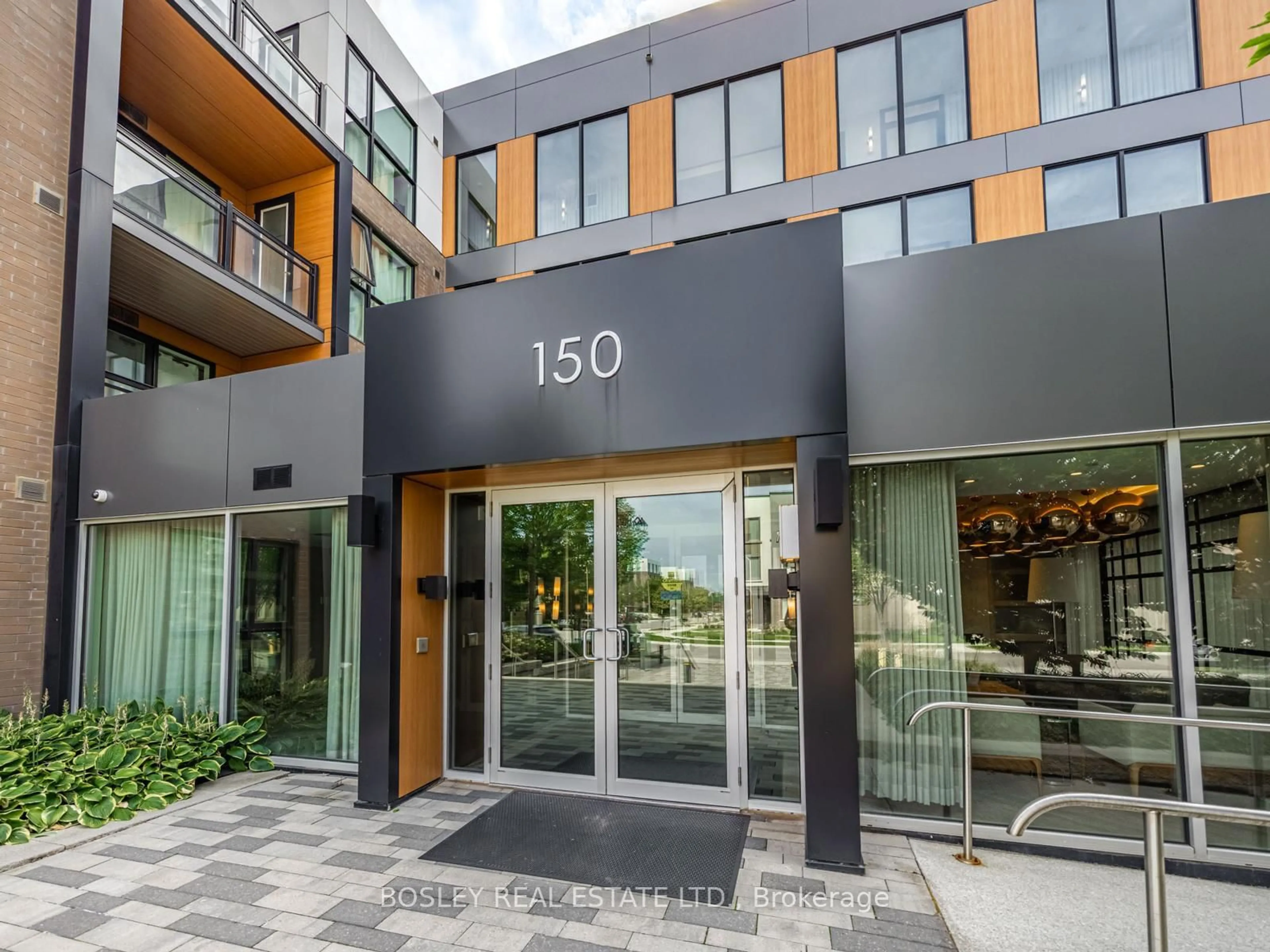 Indoor foyer for 150 Sabina Dr #201, Oakville Ontario L6H 0W3
