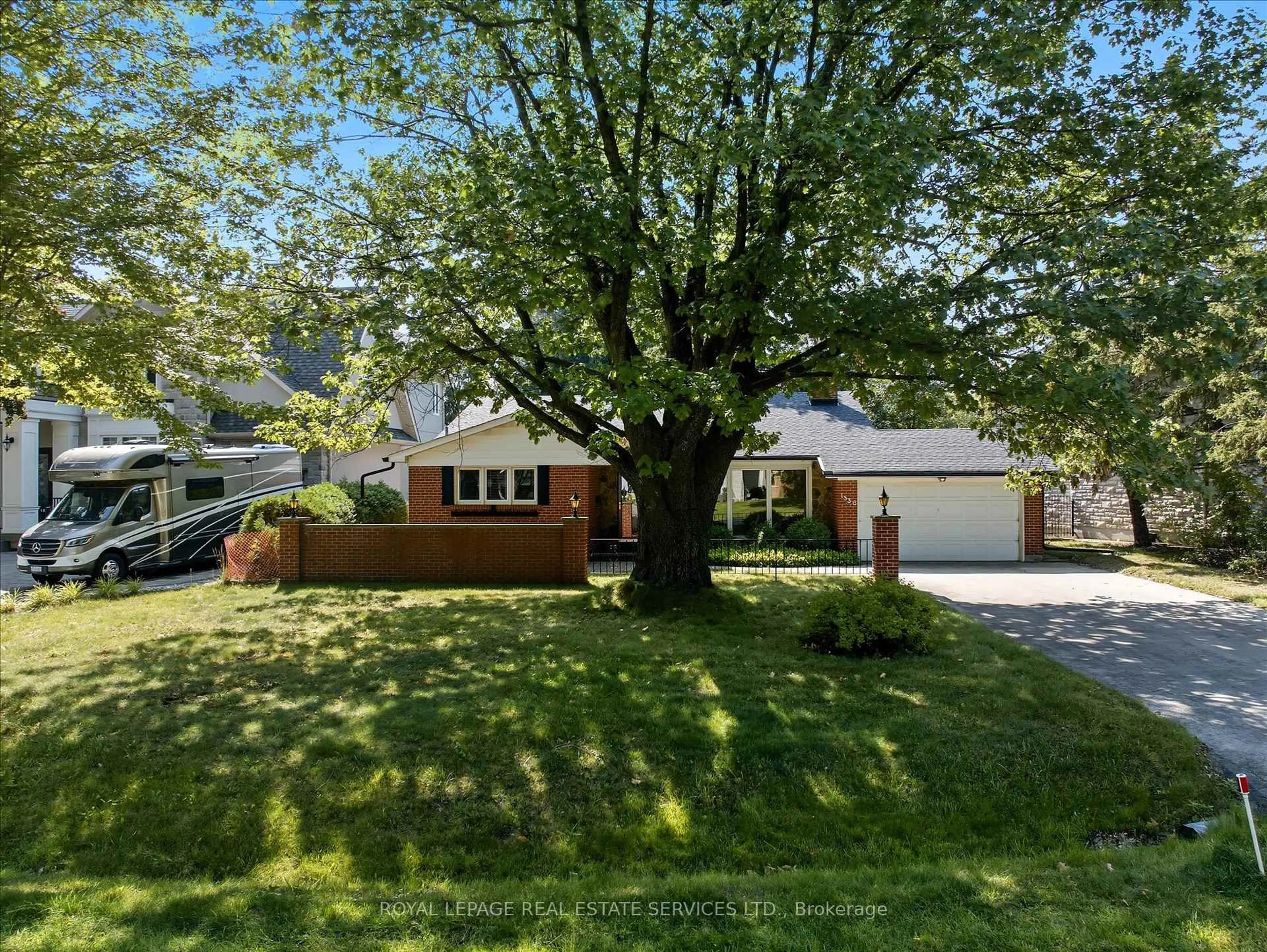 A pic from outside/outdoor area/front of a property/back of a property/a pic from drone, street for 1536 Venetia Dr, Oakville Ontario L6L 1K7
