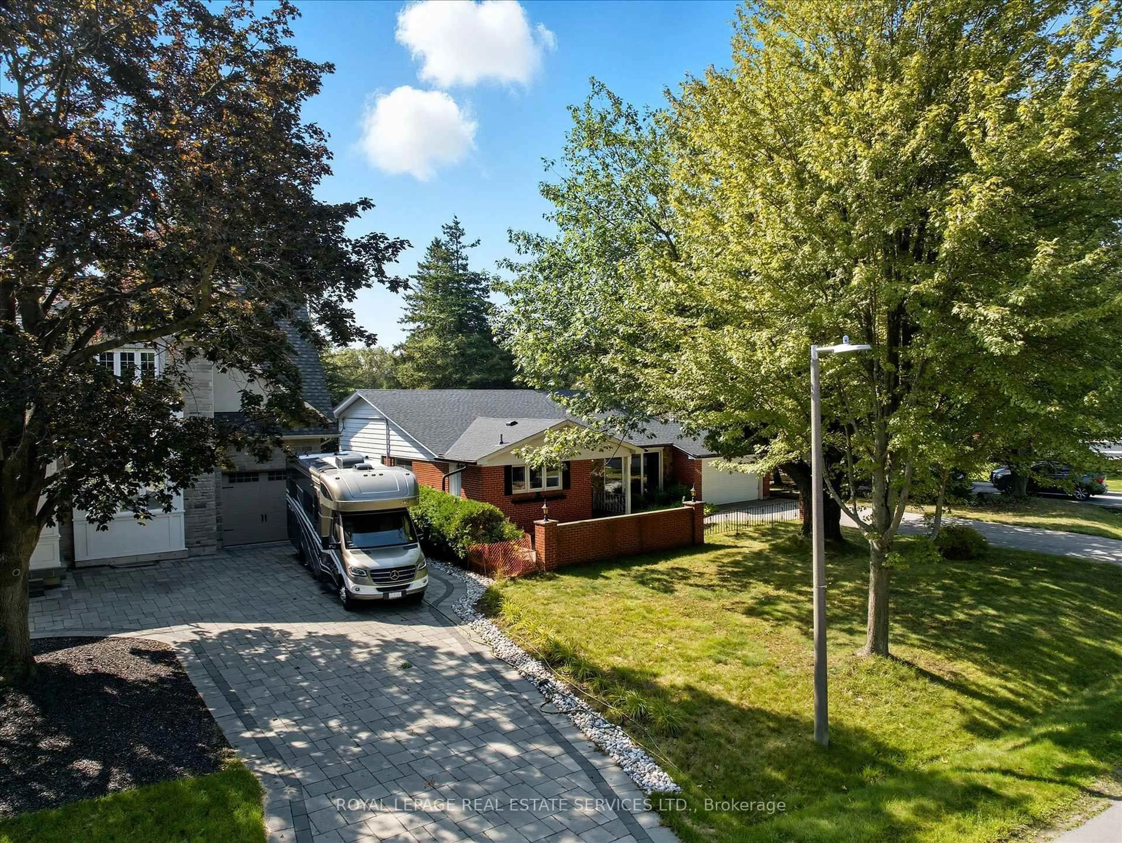 A pic from outside/outdoor area/front of a property/back of a property/a pic from drone, street for 1536 Venetia Dr, Oakville Ontario L6L 1K7
