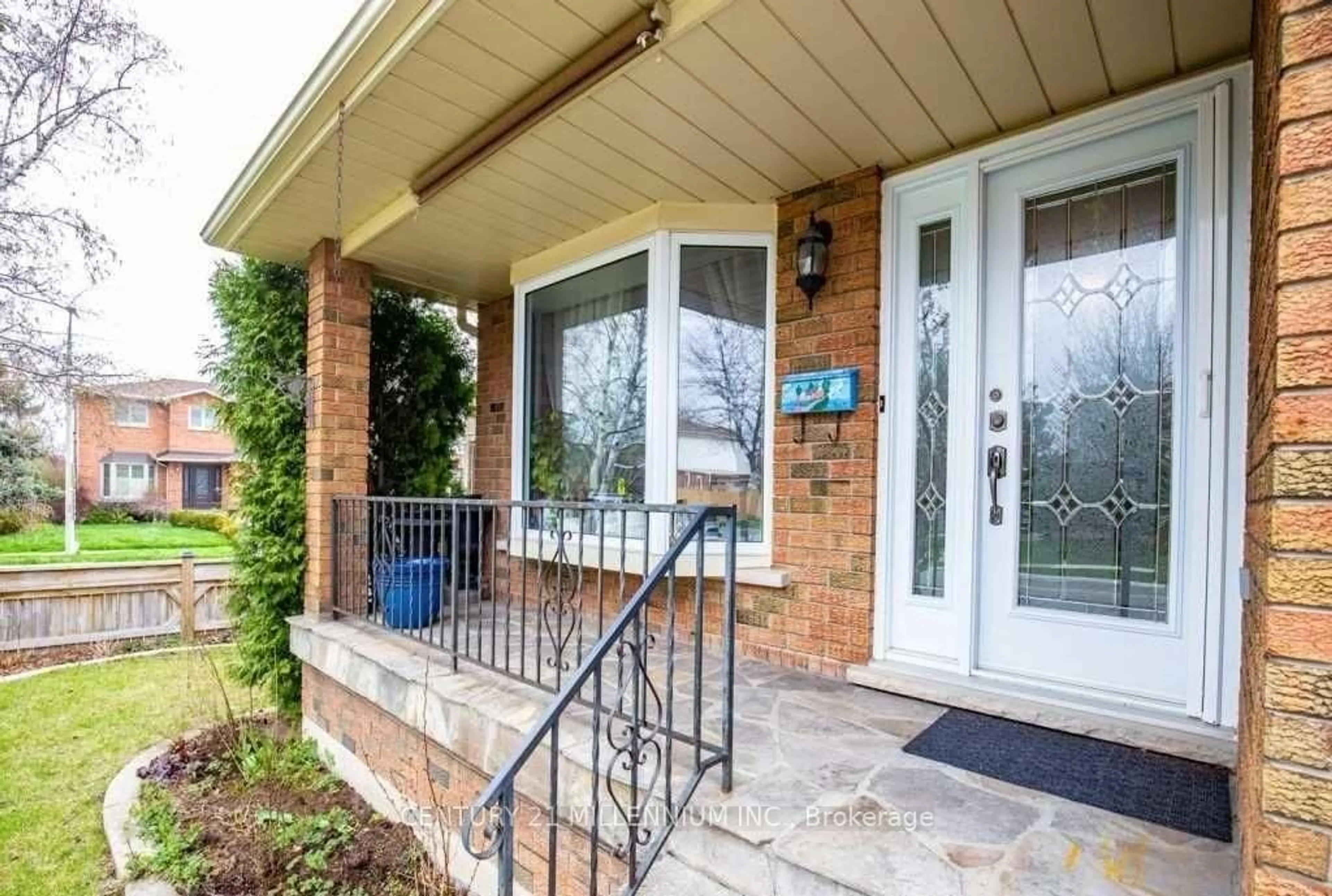 Indoor entryway for 3328 Jordan Ave, Burlington Ontario L7M 3R2