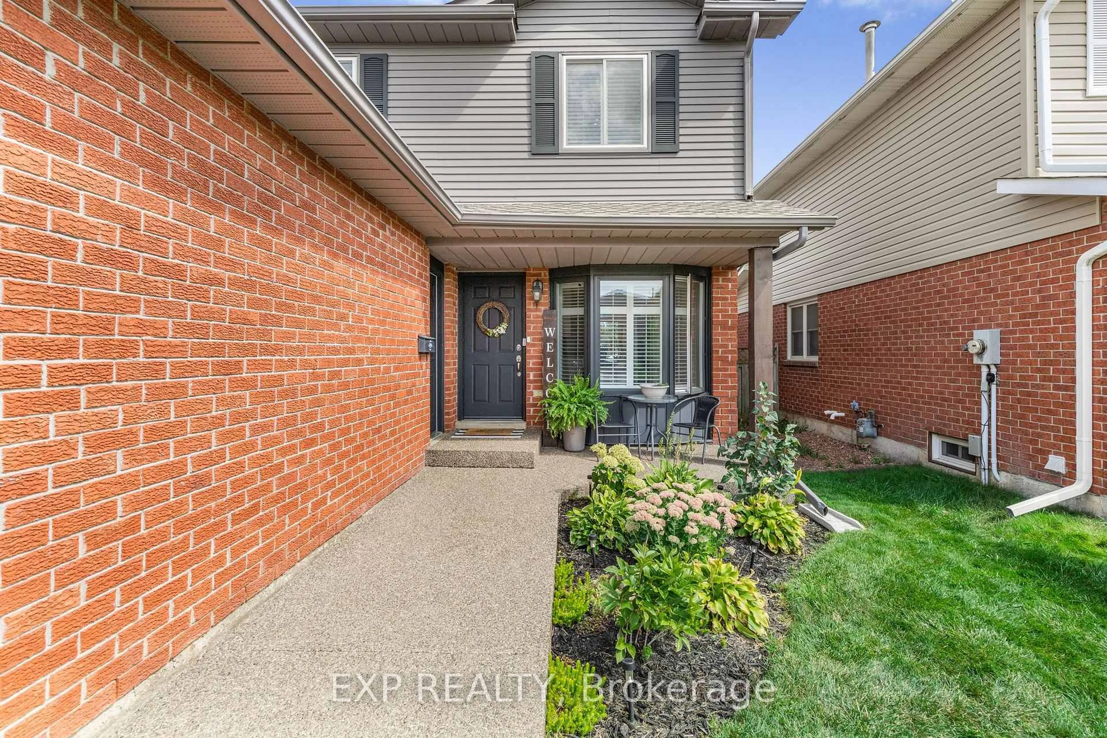 Home with brick exterior material, street for 2213 Hunt Cres, Burlington Ontario L7M 3E3
