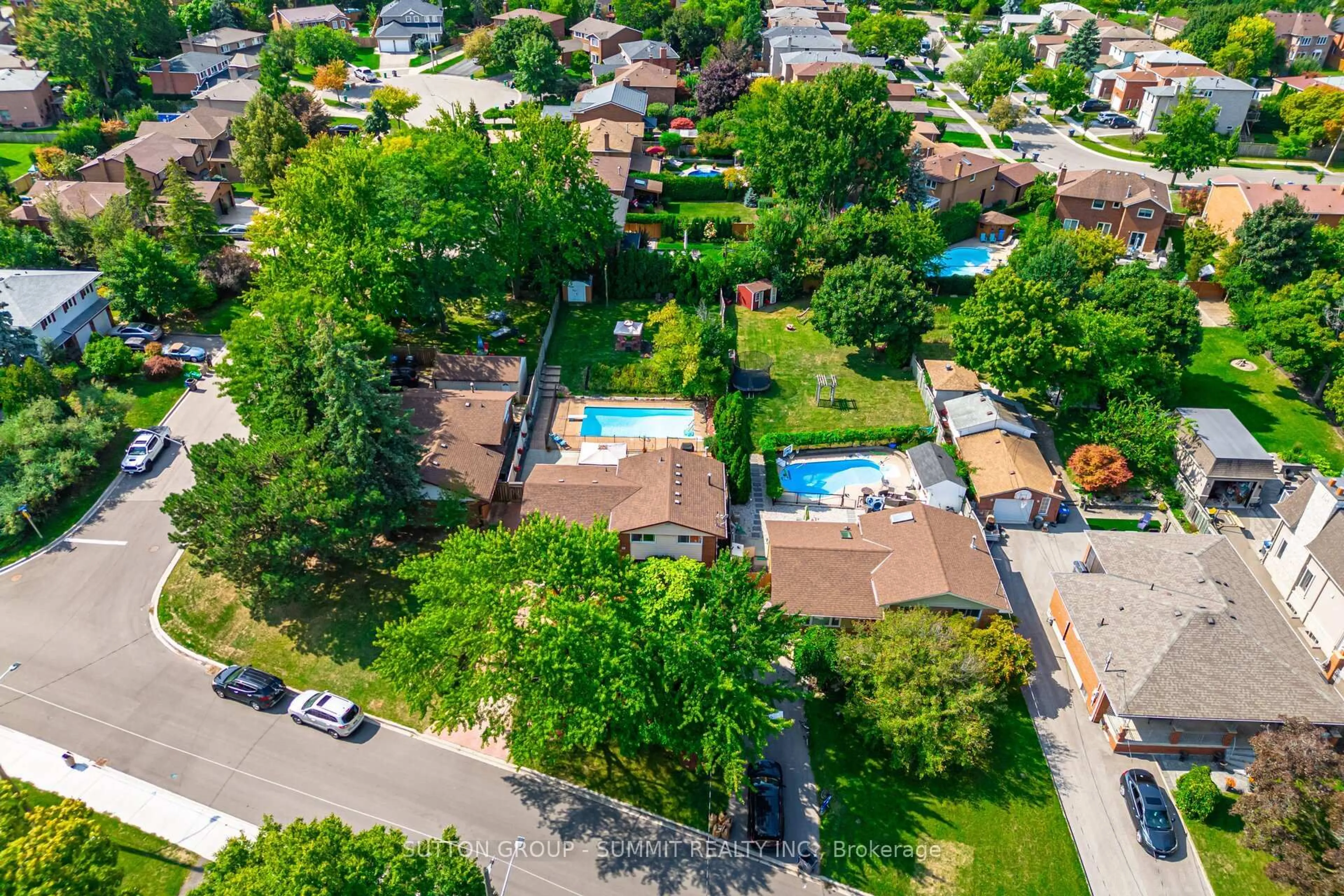 A pic from outside/outdoor area/front of a property/back of a property/a pic from drone, street for 46 Theodore Dr, Mississauga Ontario L5M 1E4
