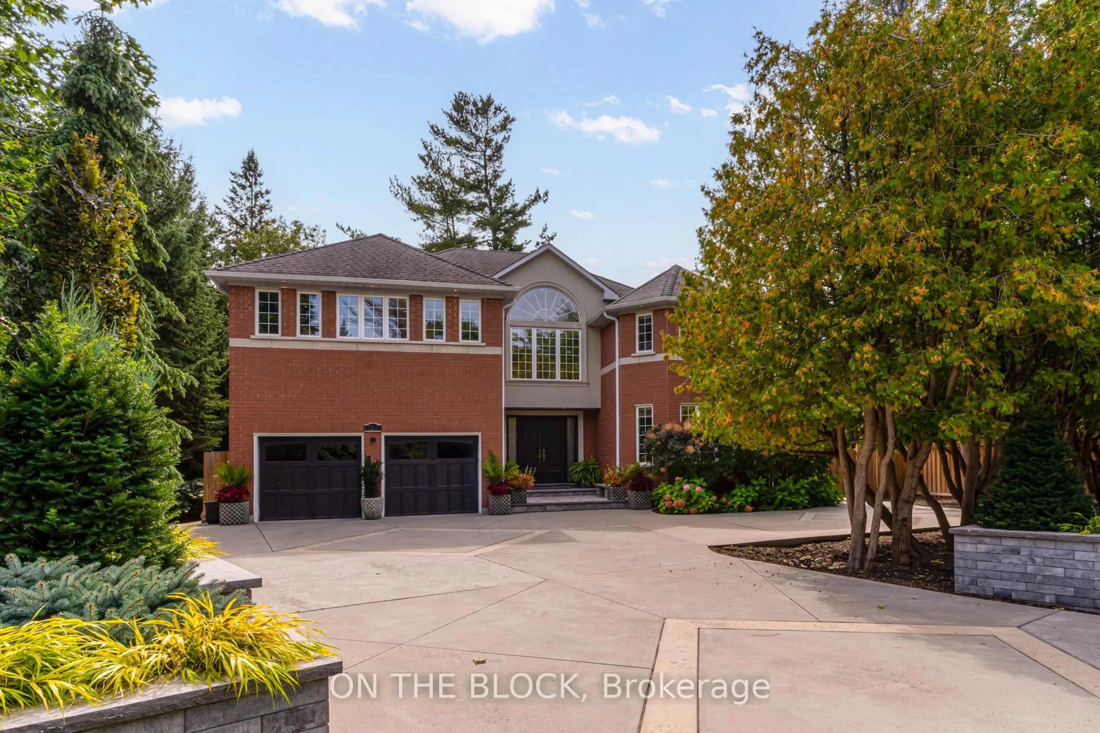 Home with brick exterior material, street for 2212 Oneida Crt, Mississauga Ontario L5C 4G5