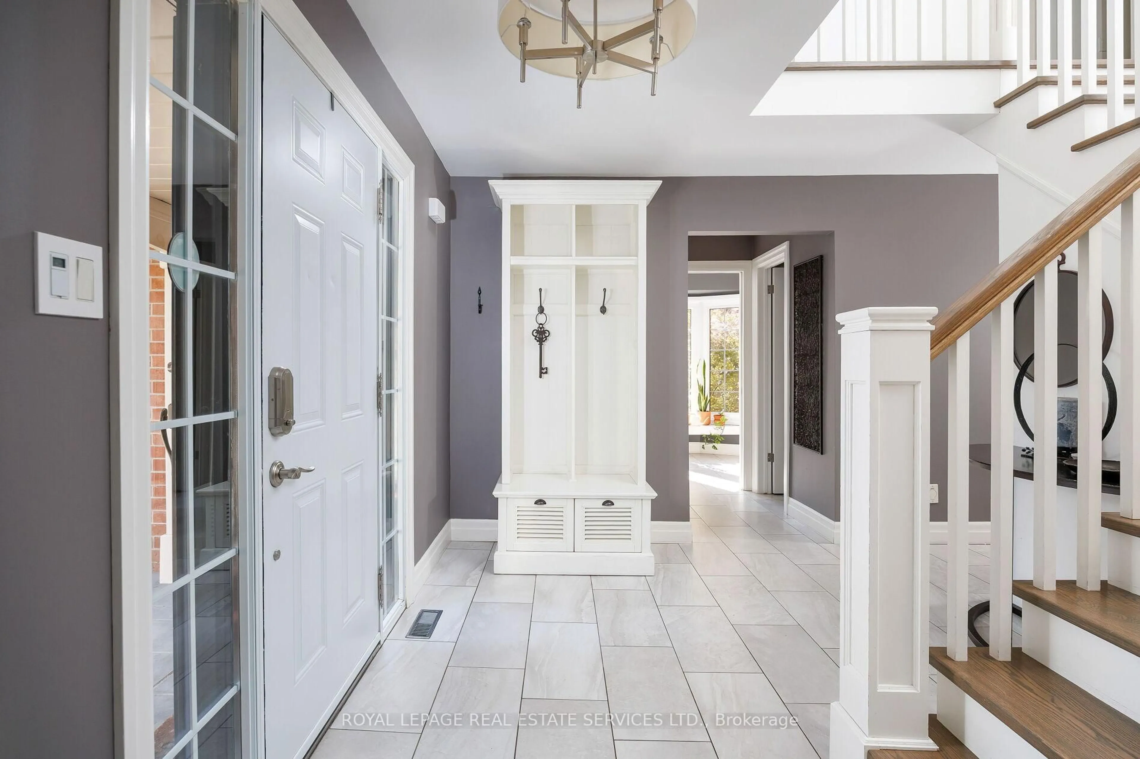 Indoor entryway for 388 Aspen Forest Dr, Oakville Ontario L6J 6H5