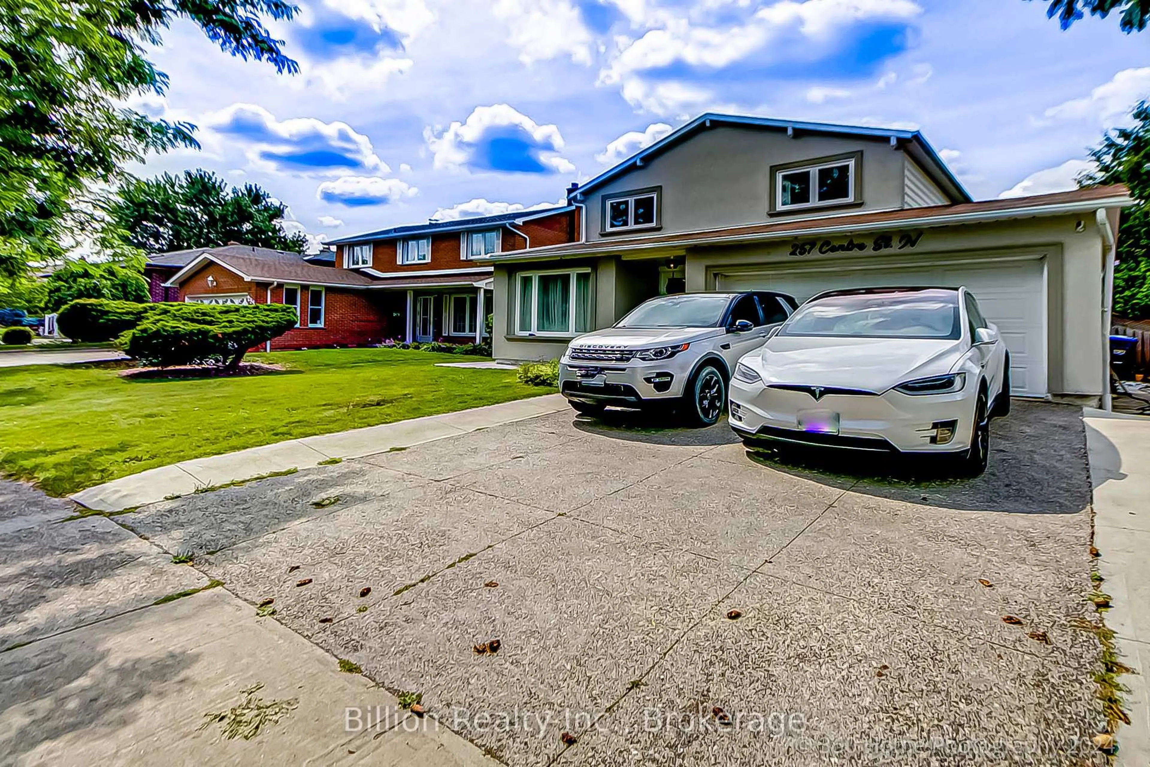 A pic from outside/outdoor area/front of a property/back of a property/a pic from drone, street for 257 Centre St, Brampton Ontario L6V 2R3