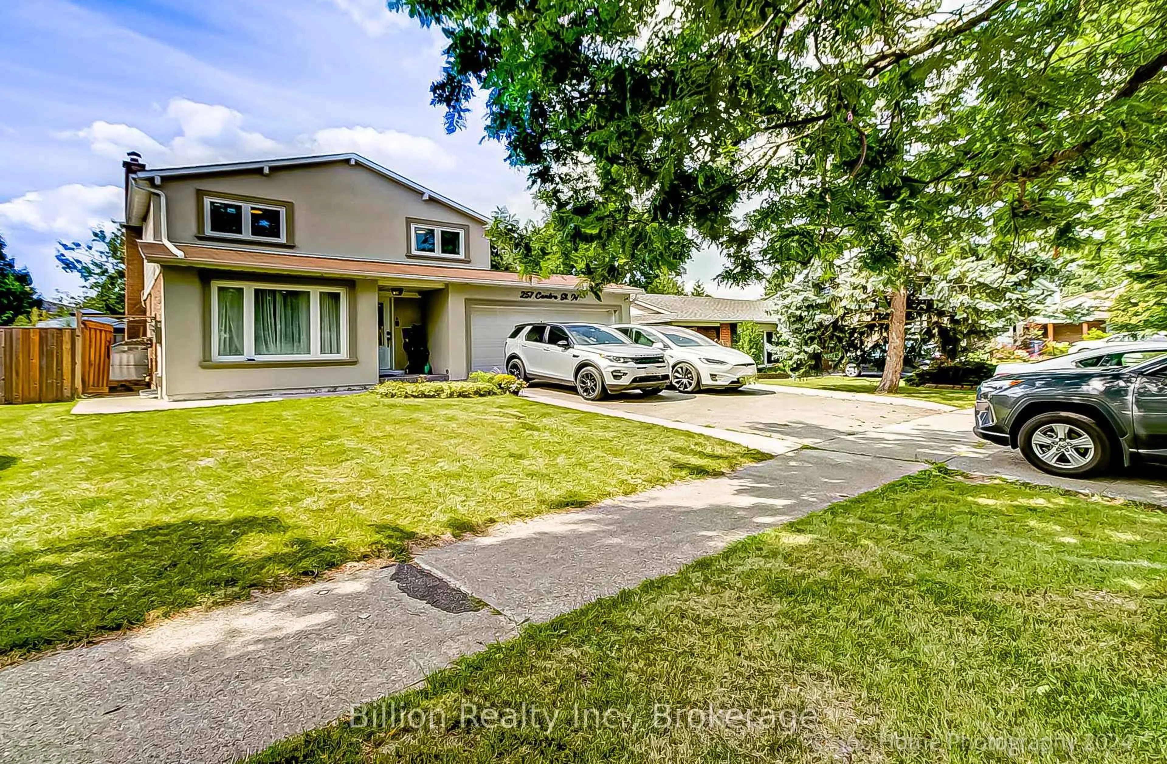 A pic from outside/outdoor area/front of a property/back of a property/a pic from drone, street for 257 Centre St, Brampton Ontario L6V 2R3