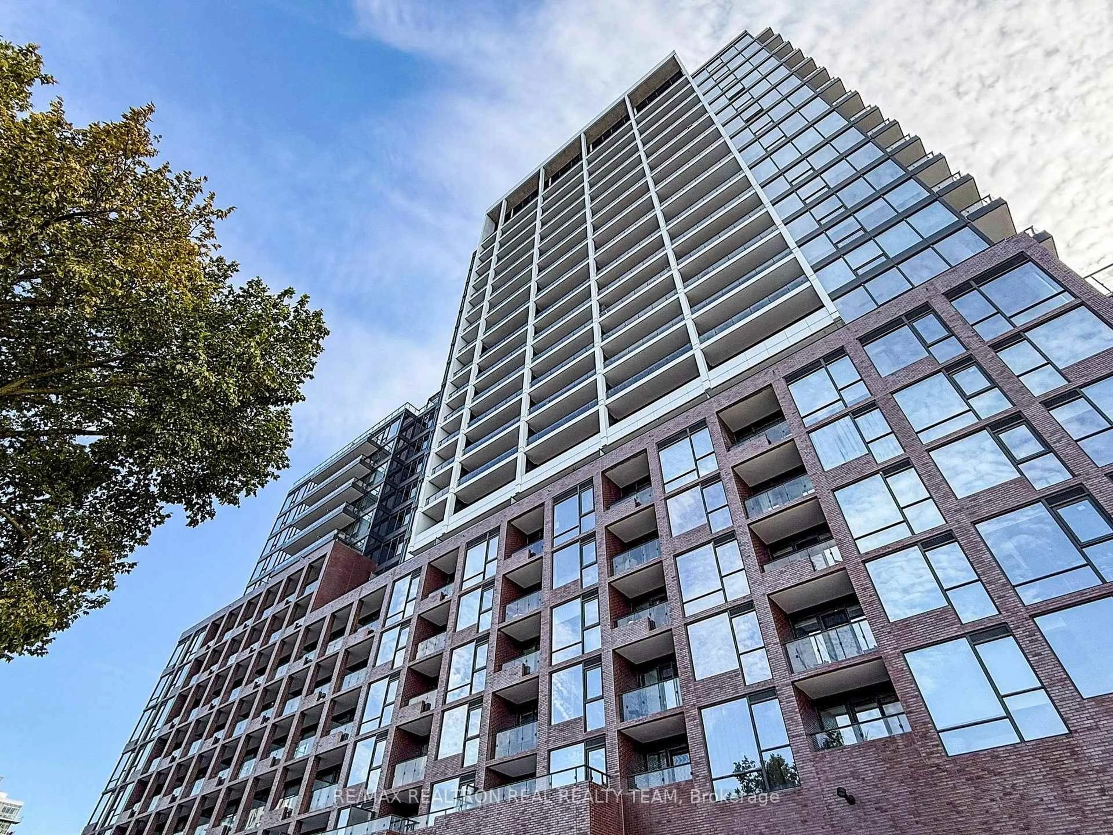 A pic from outside/outdoor area/front of a property/back of a property/a pic from drone, unknown for 28 Ann St ##712, Mississauga Ontario L5G 3G1