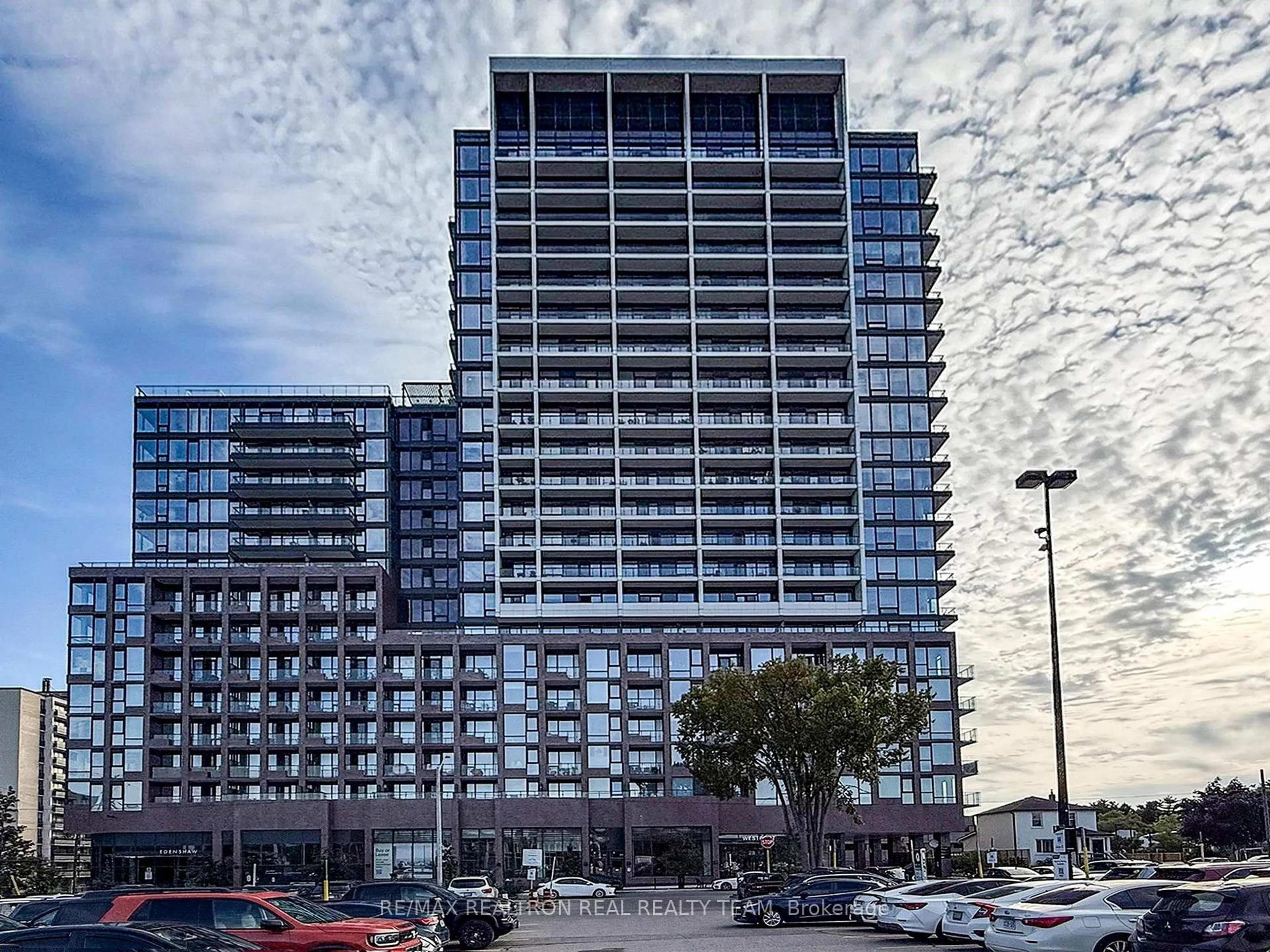 Blurry image for 28 Ann St ##712, Mississauga Ontario L5G 3G1