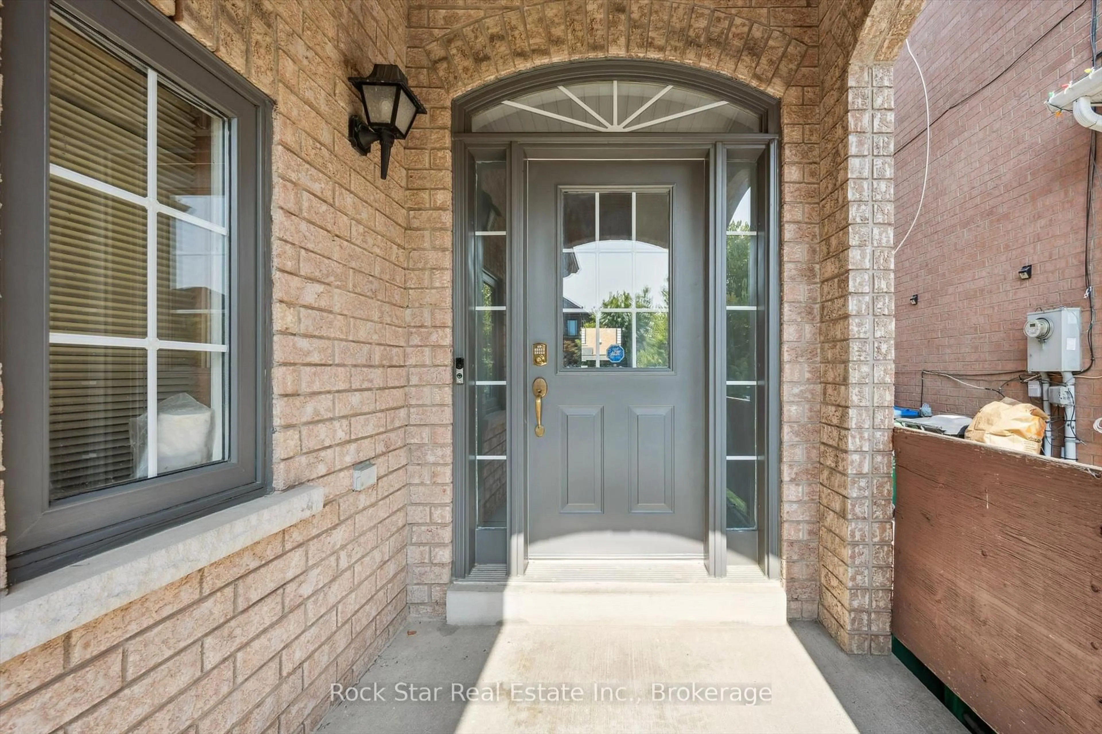 Indoor entryway for 128 Nathaniel Cres, Brampton Ontario L6Y 5M3