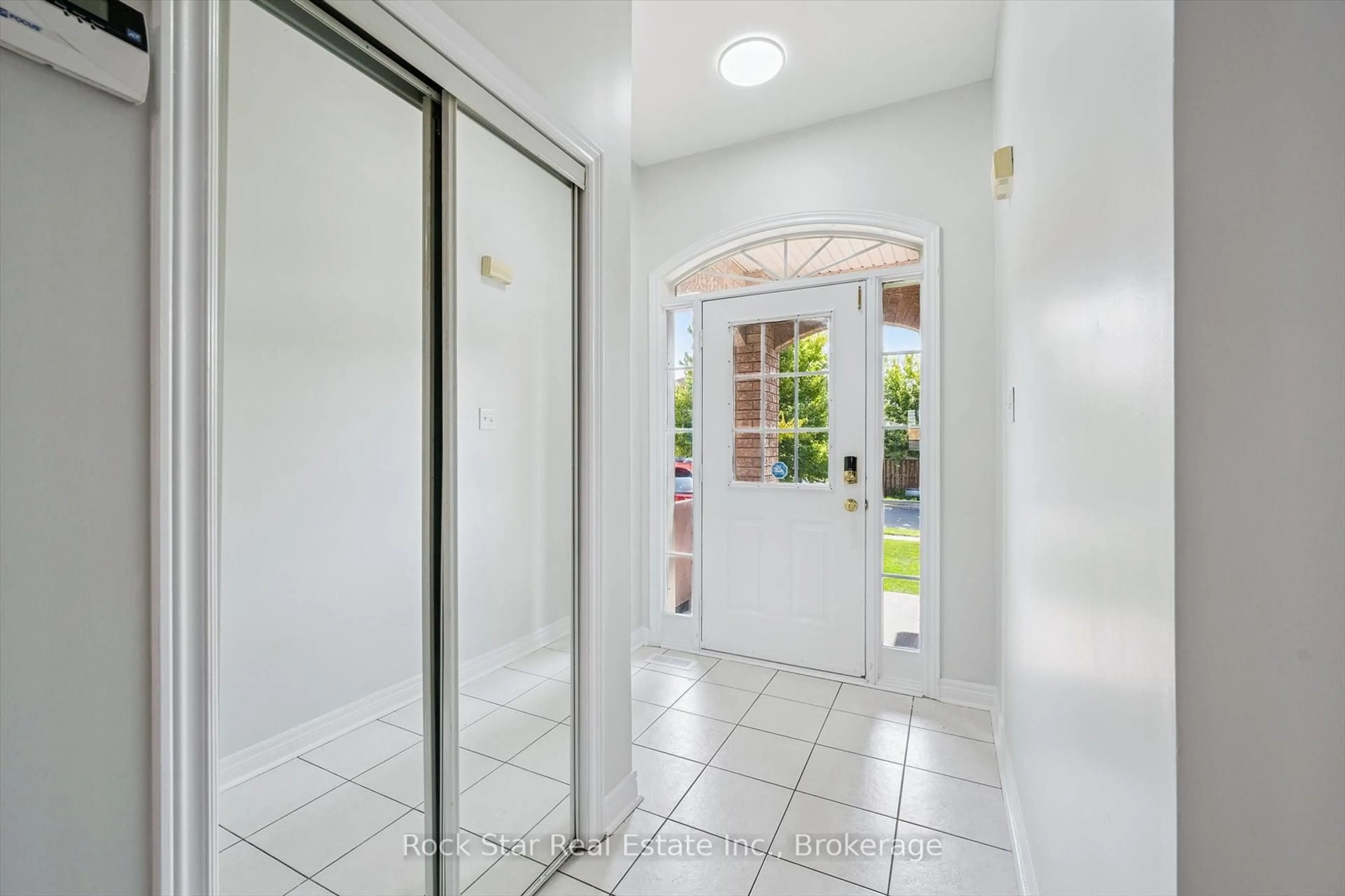 Indoor entryway for 128 Nathaniel Cres, Brampton Ontario L6Y 5M3