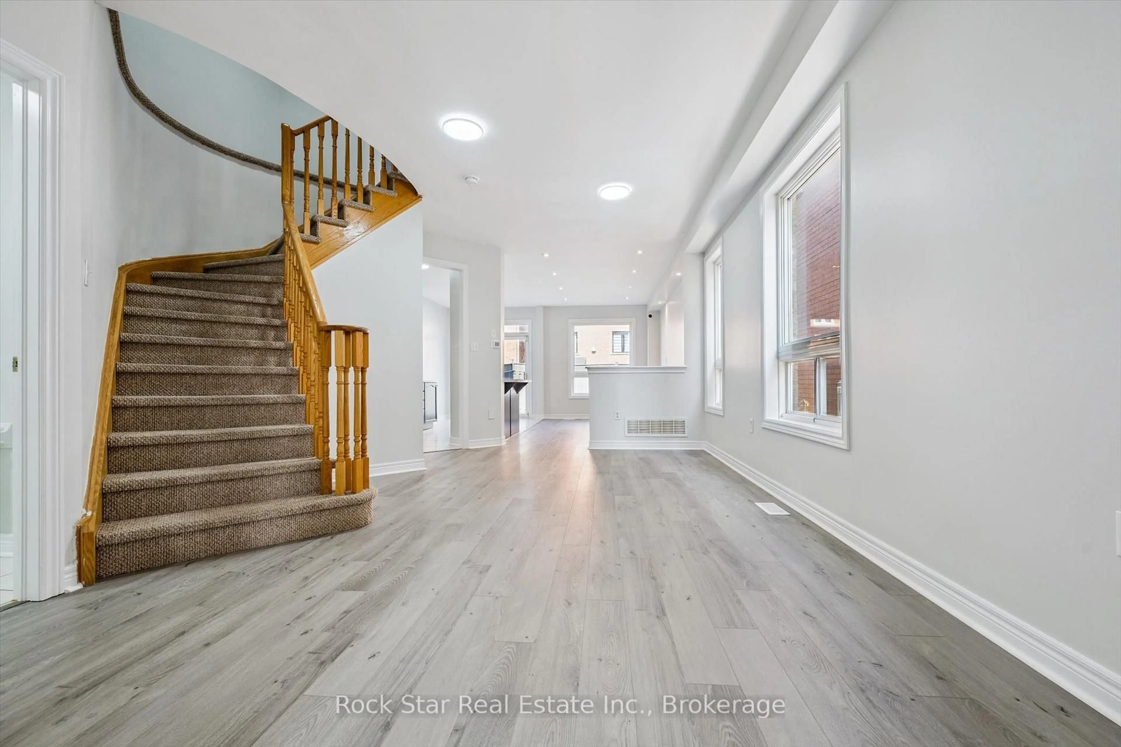 Indoor foyer for 128 Nathaniel Cres, Brampton Ontario L6Y 5M3