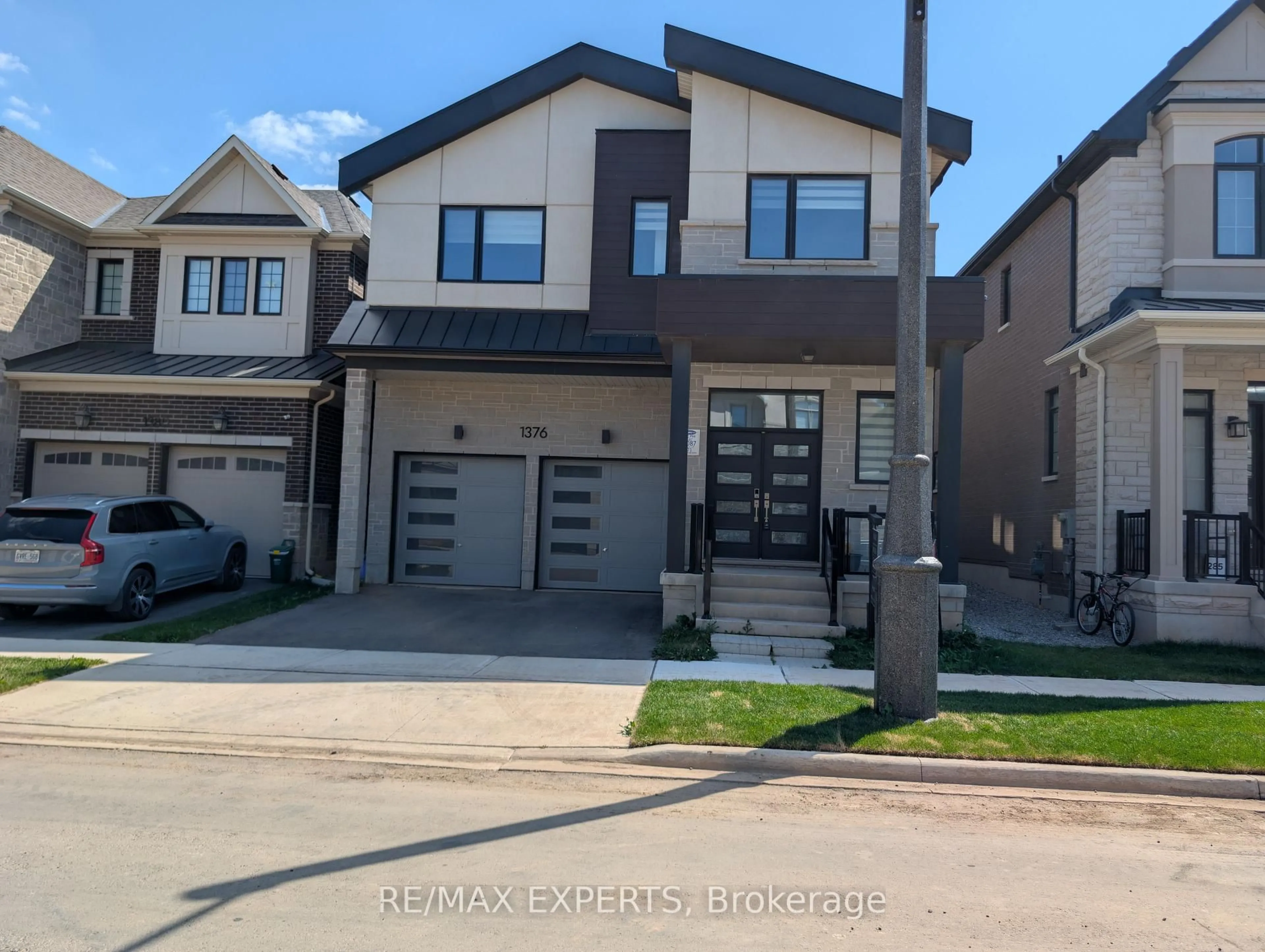 Home with brick exterior material, street for 1376 Hydrangea Gdns, Oakville Ontario L6H 7X2