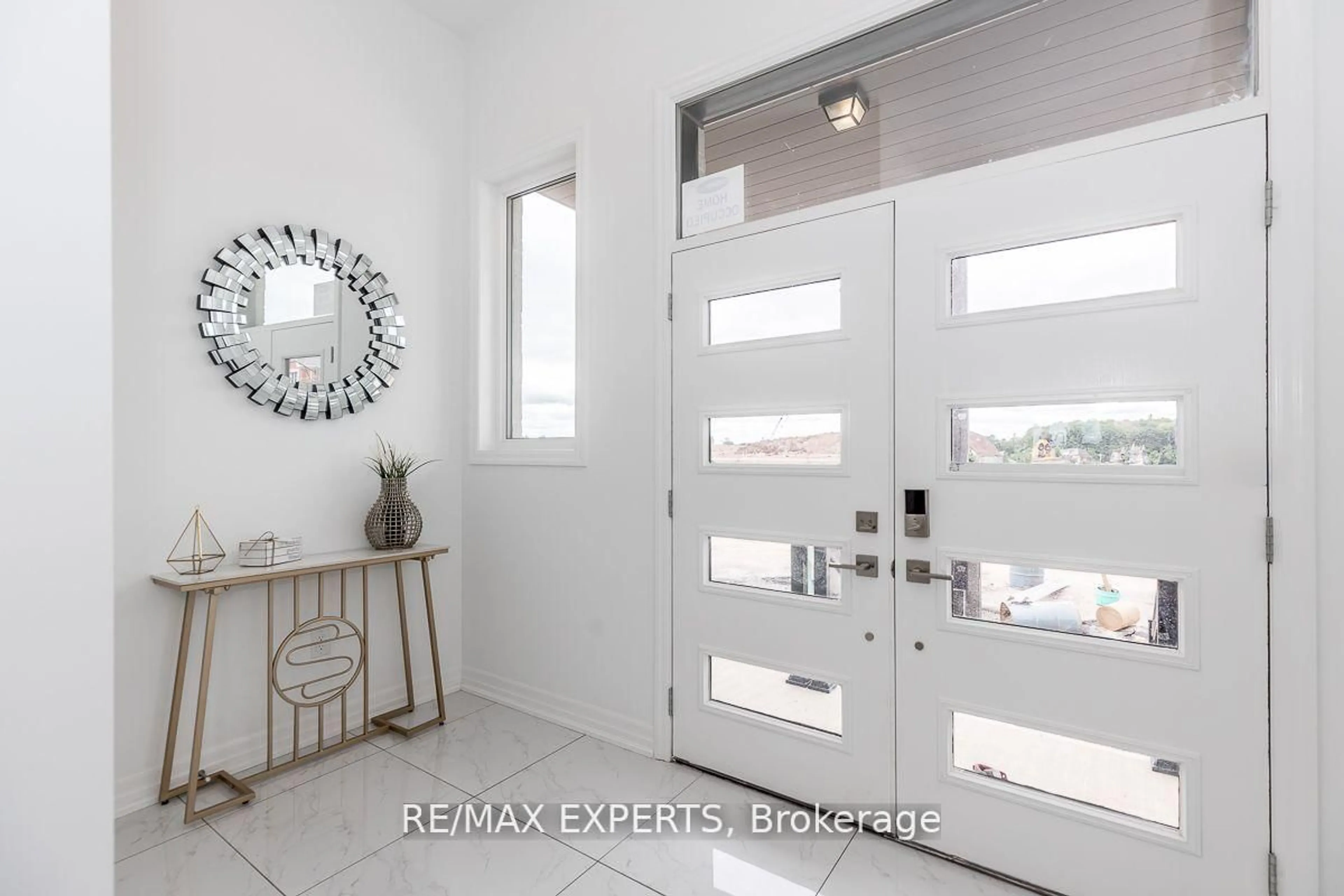 Indoor entryway for 1376 Hydrangea Gdns, Oakville Ontario L6H 7X2