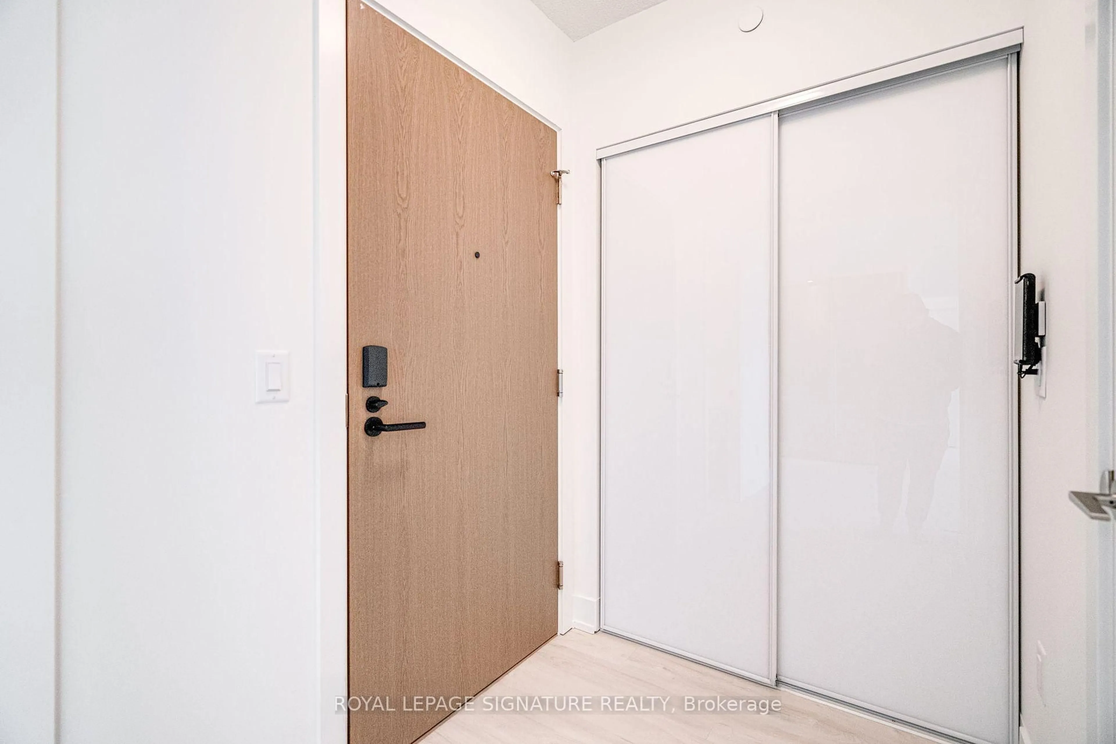 Indoor entryway for 10 Eva Rd #2505, Toronto Ontario M9C 0B3