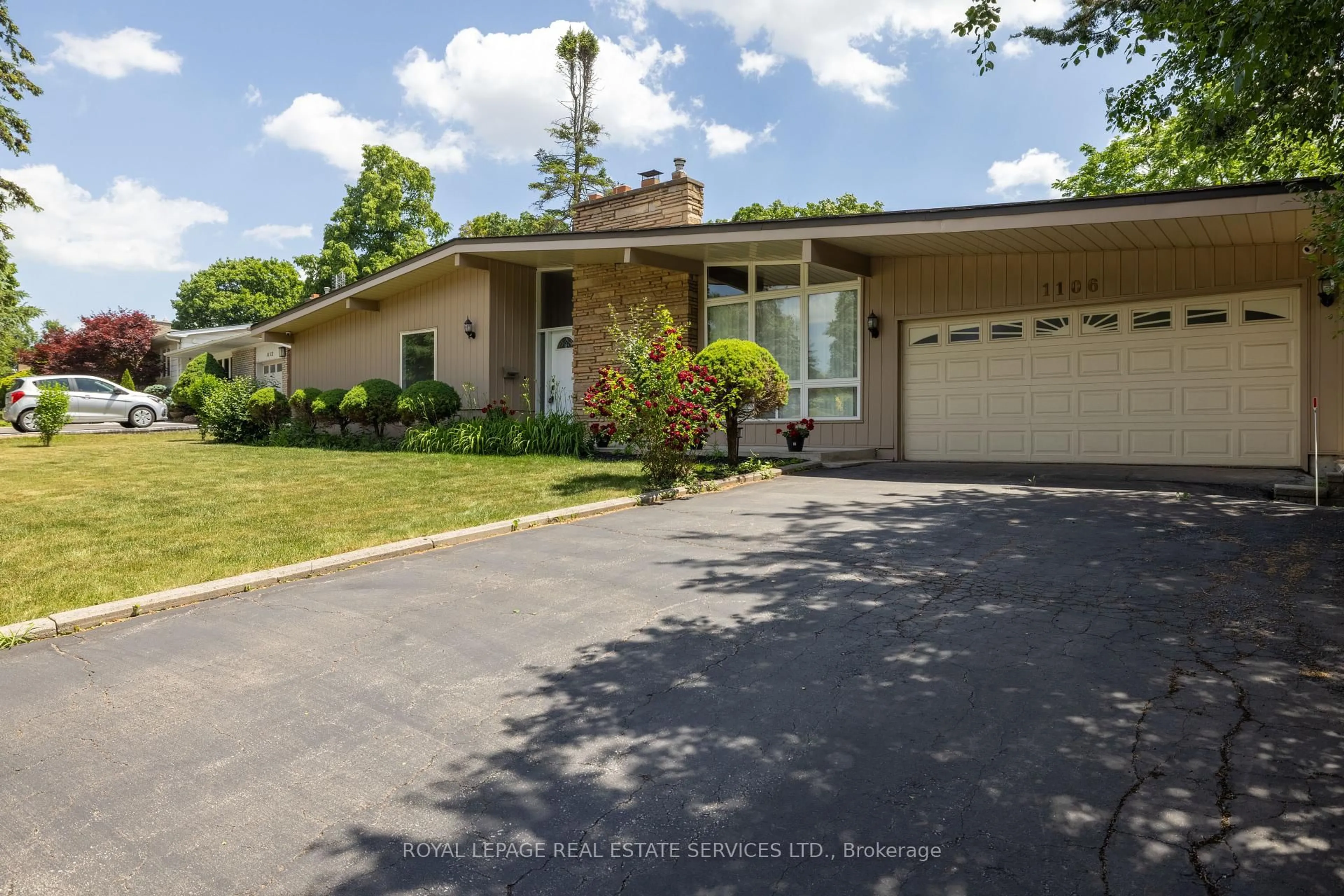 A pic from outside/outdoor area/front of a property/back of a property/a pic from drone, street for 1106 Falgarwood Dr, Oakville Ontario L6H 1N9