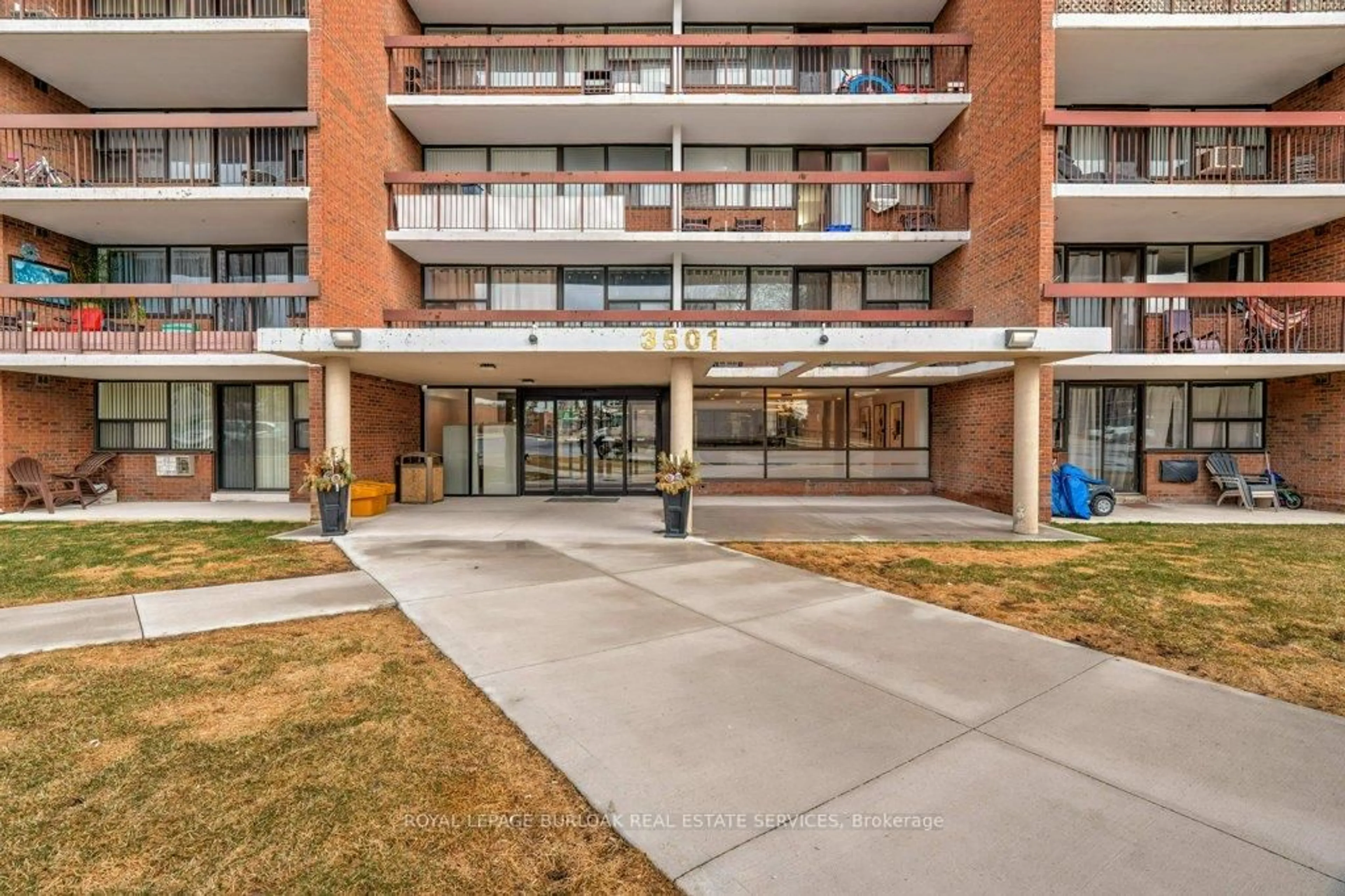 Patio, building for 3501 Glen Erin Dr #1009, Mississauga Ontario L5L 2E9