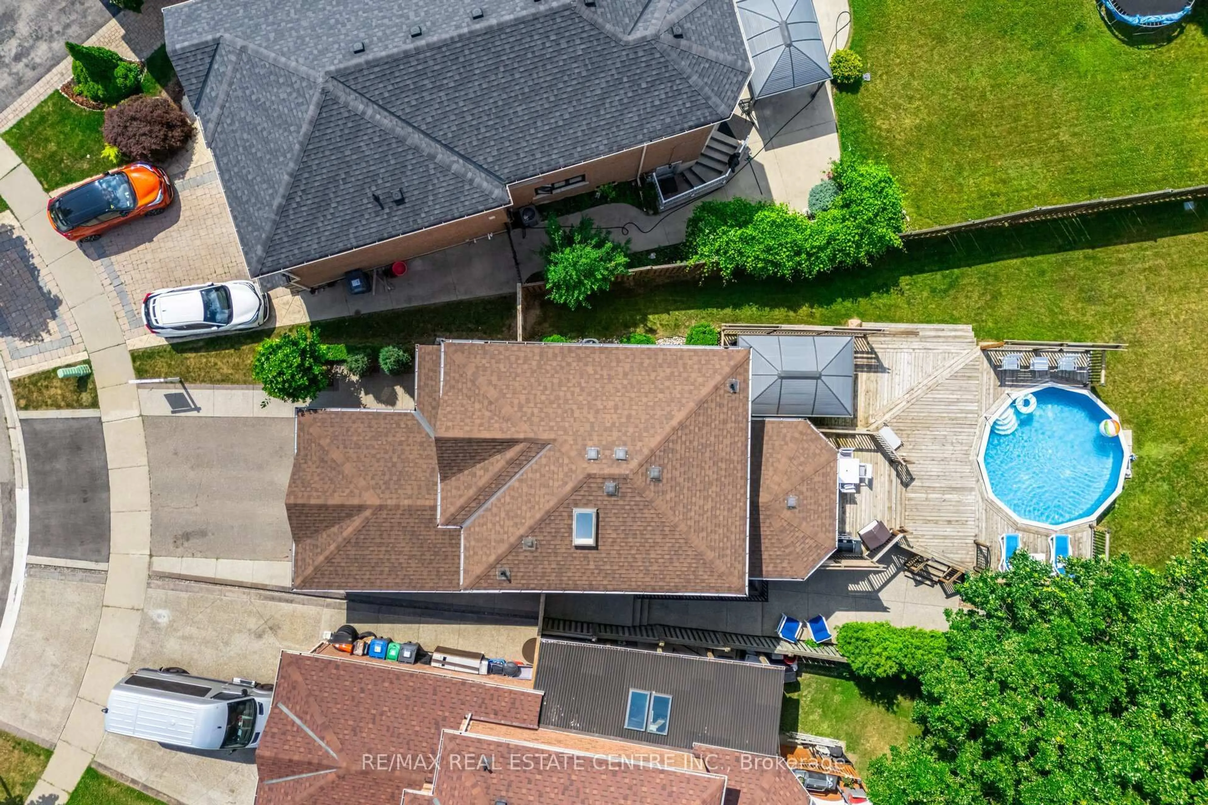 A pic from outside/outdoor area/front of a property/back of a property/a pic from drone, street for 680 Driftcurrent Dr, Mississauga Ontario L4Z 3Z4