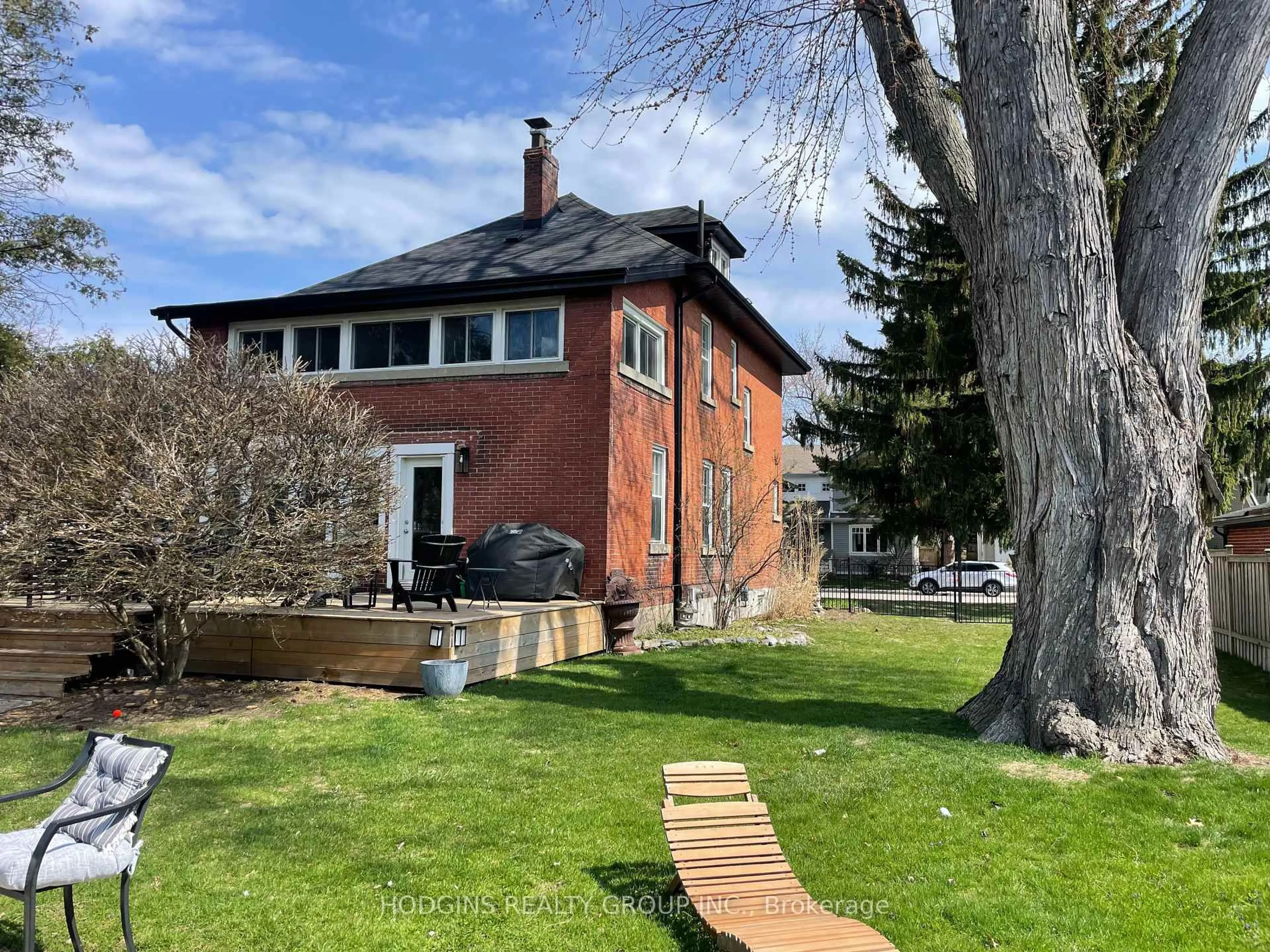 A pic from outside/outdoor area/front of a property/back of a property/a pic from drone, street for 26 Brant Ave, Mississauga Ontario L5G 3N8