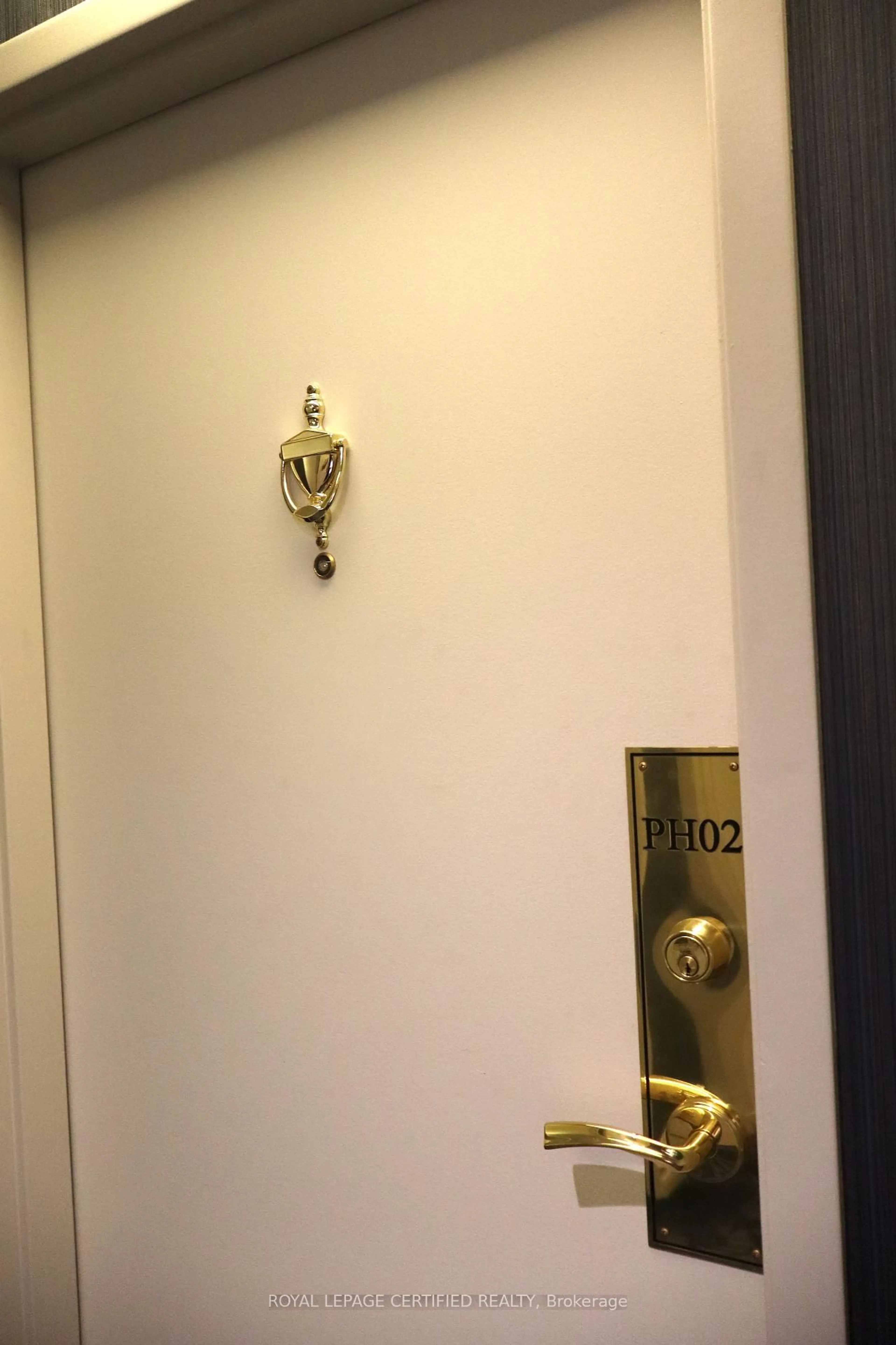 Indoor foyer for 20 Cherrytree Dr #PH2, Brampton Ontario L6Y 3V1