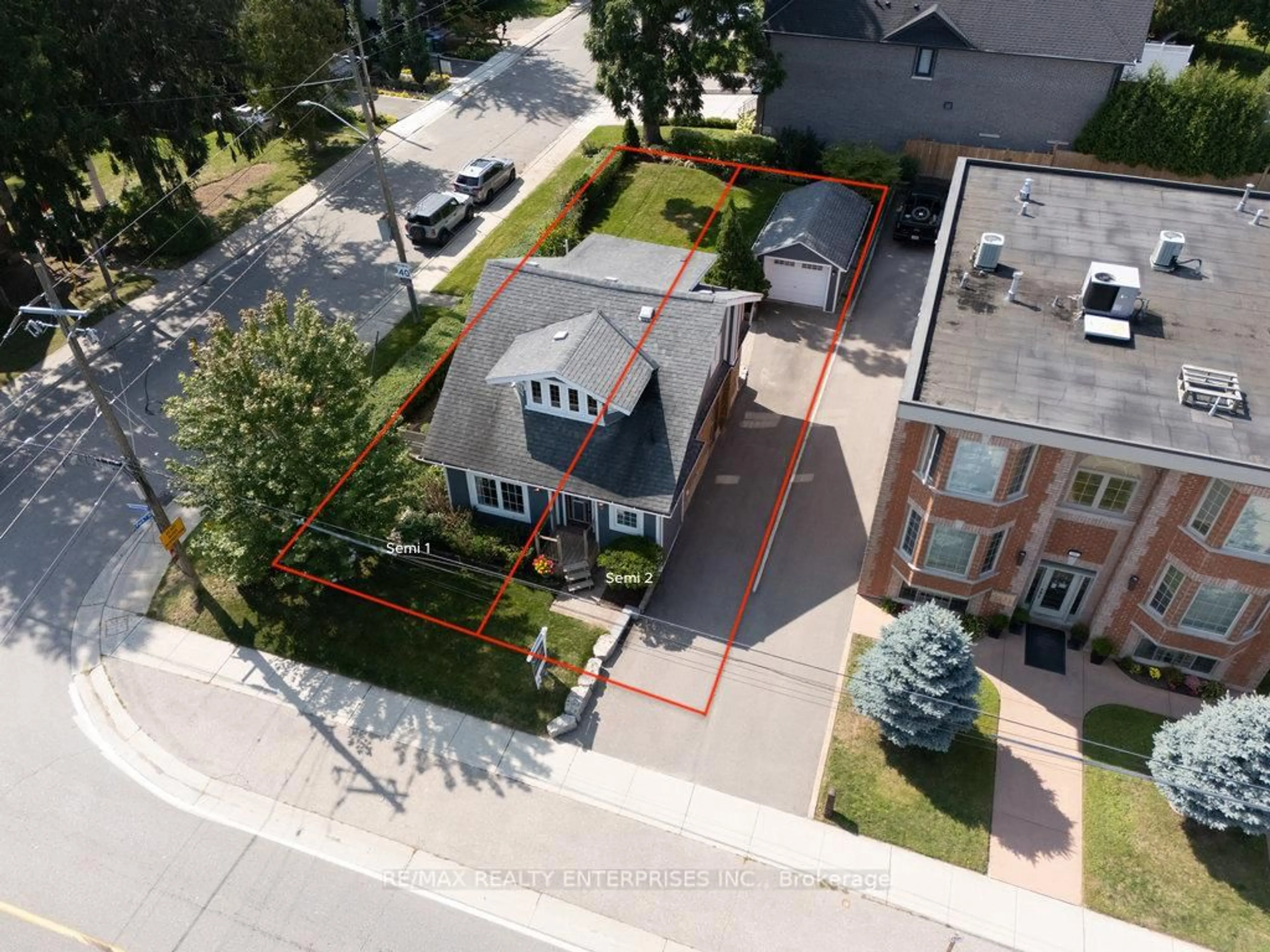 A pic from outside/outdoor area/front of a property/back of a property/a pic from drone, street for 44 Mississauga Rd, Mississauga Ontario L5H 2H8