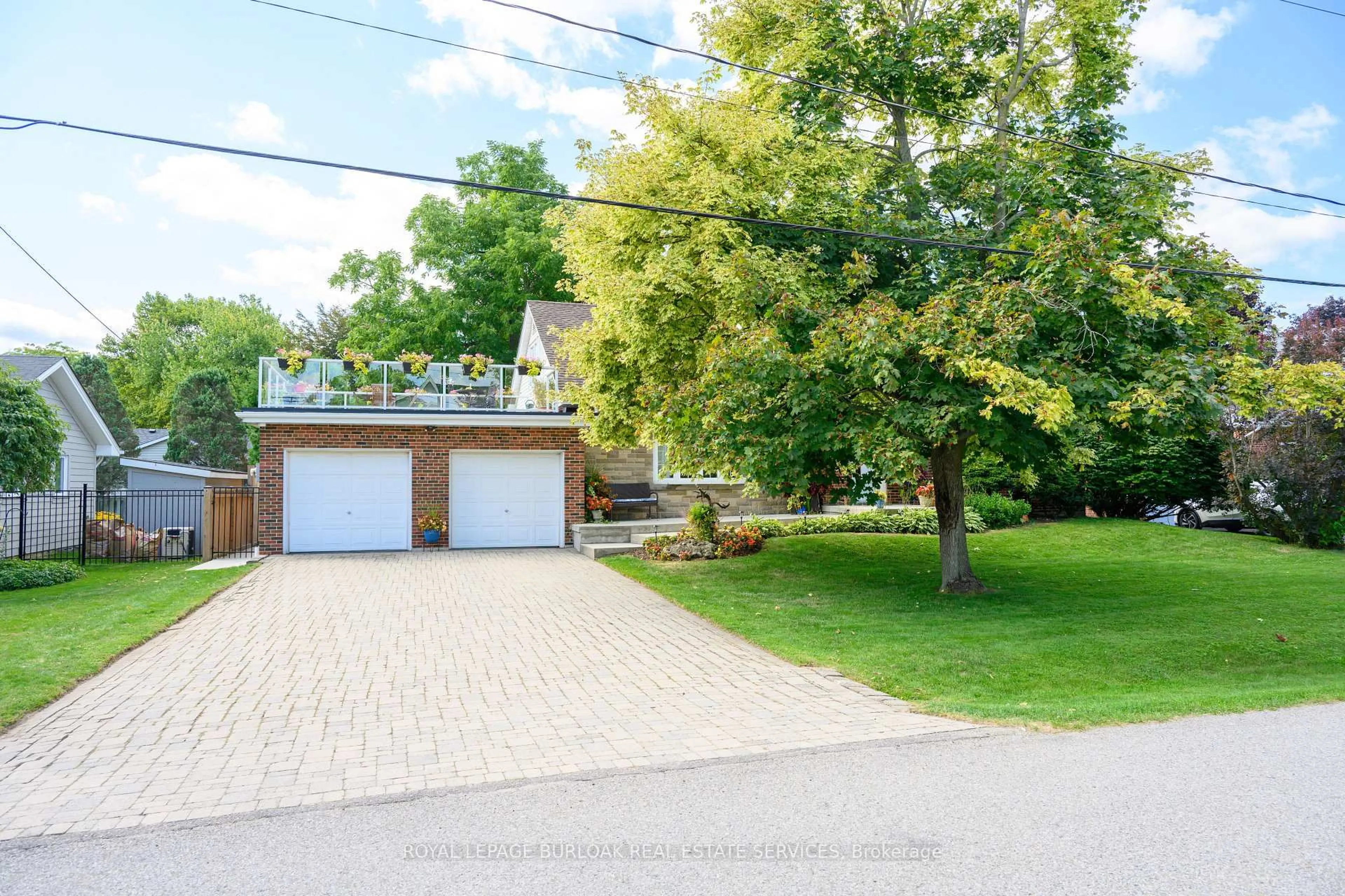 A pic from outside/outdoor area/front of a property/back of a property/a pic from drone, street for 912 Boothman Ave, Burlington Ontario L7T 1P4
