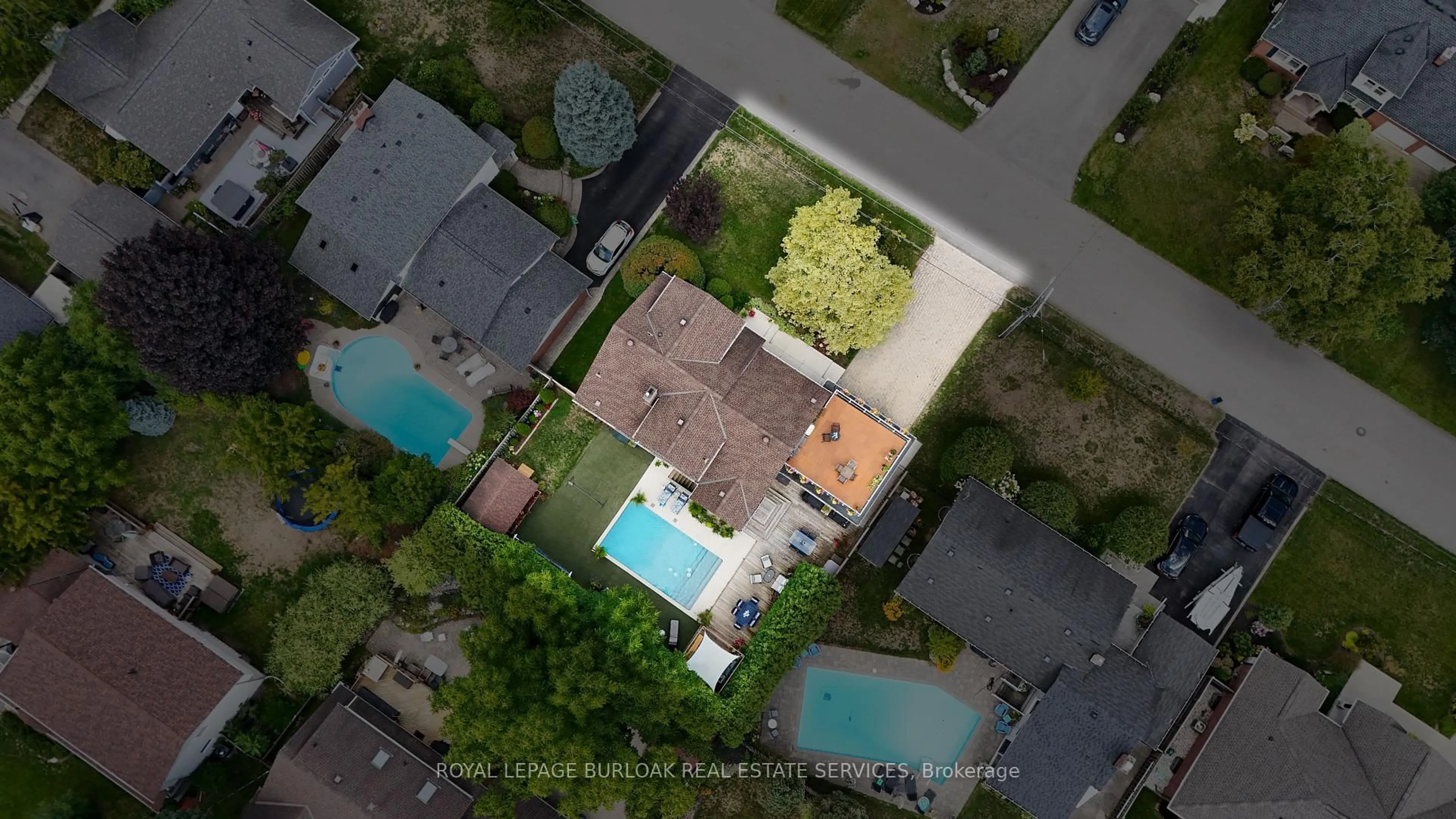 A pic from outside/outdoor area/front of a property/back of a property/a pic from drone, street for 912 Boothman Ave, Burlington Ontario L7T 1P4