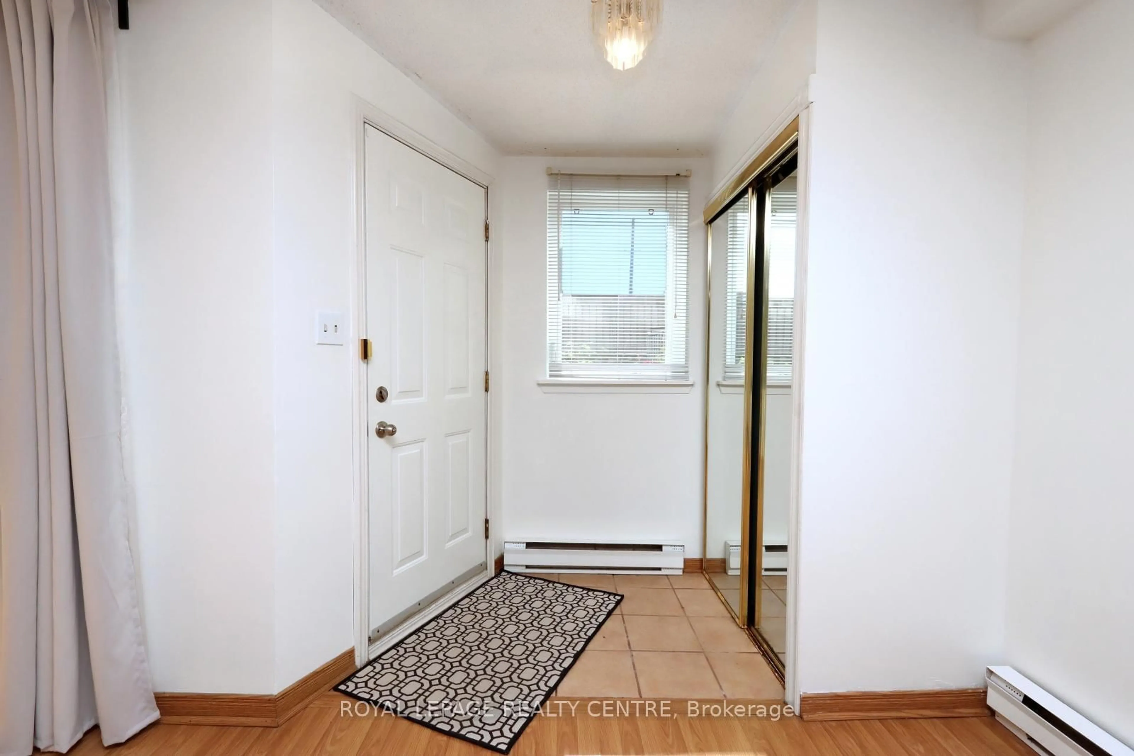 Indoor entryway for 1055 Dundas St #183, Mississauga Ontario L4Y 3X6