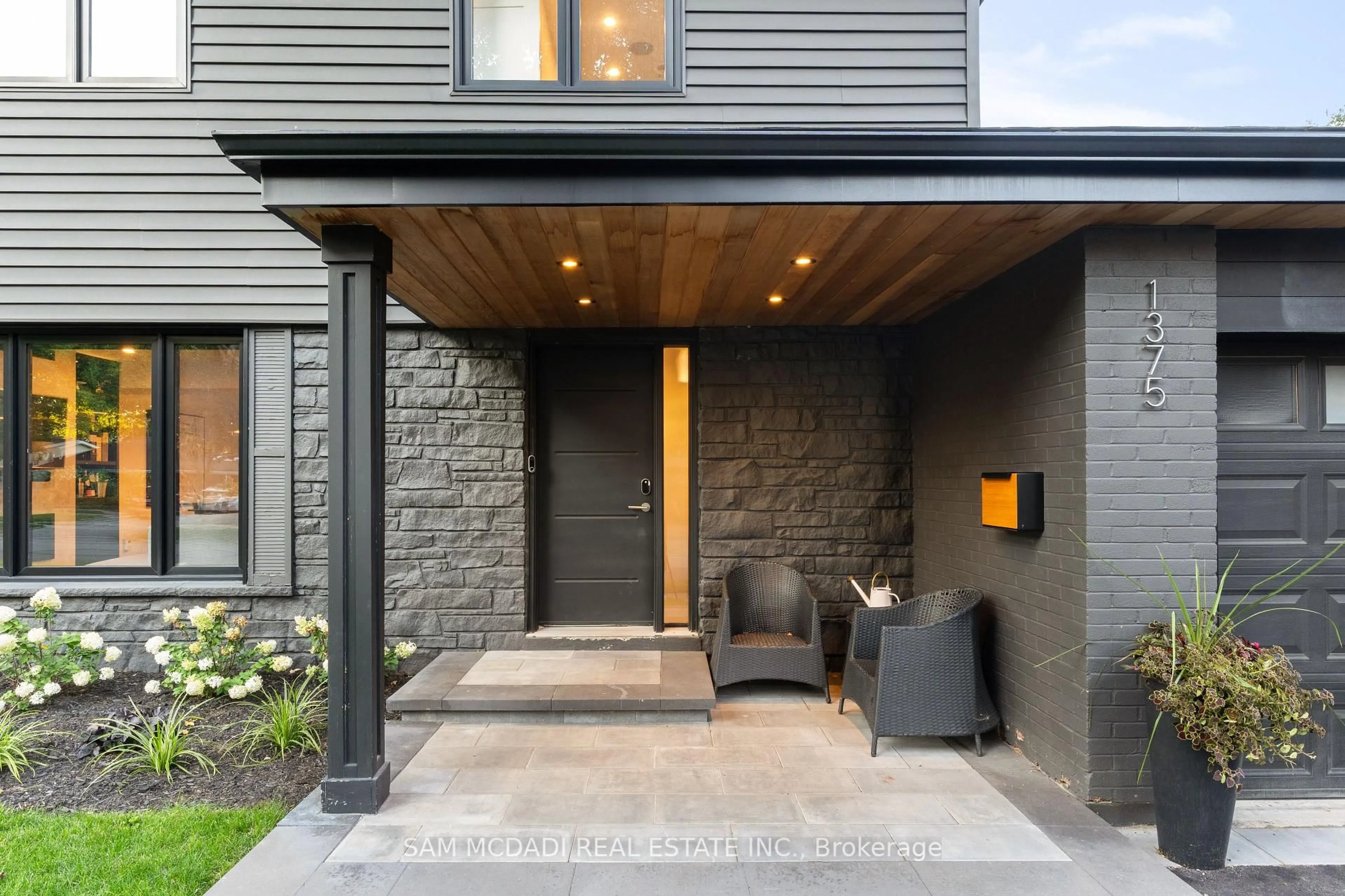 Indoor entryway for 1375 Everall Rd, Mississauga Ontario L5J 3L6