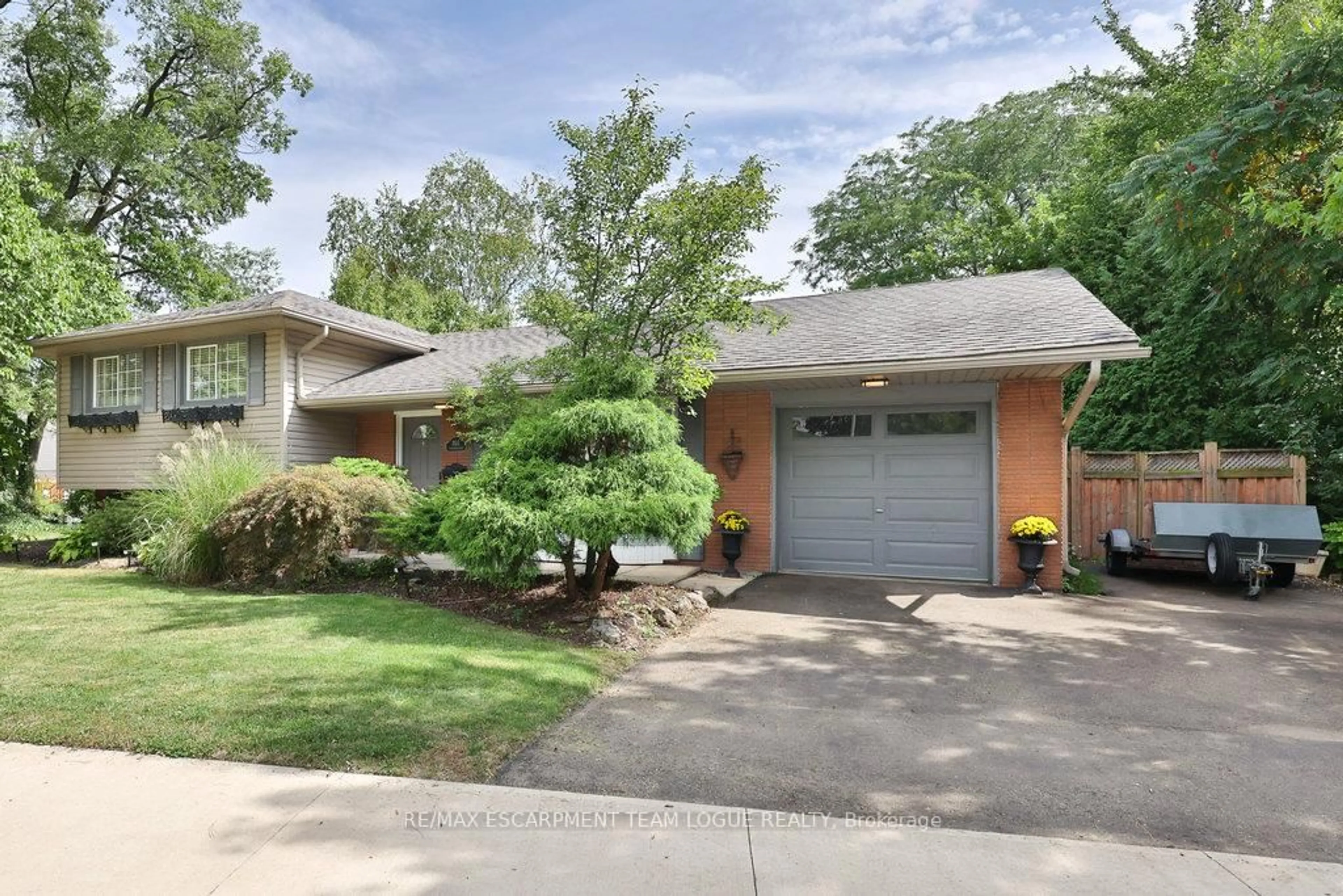 Home with brick exterior material, street for 3514 Rockwood Dr, Burlington Ontario L7N 2R3